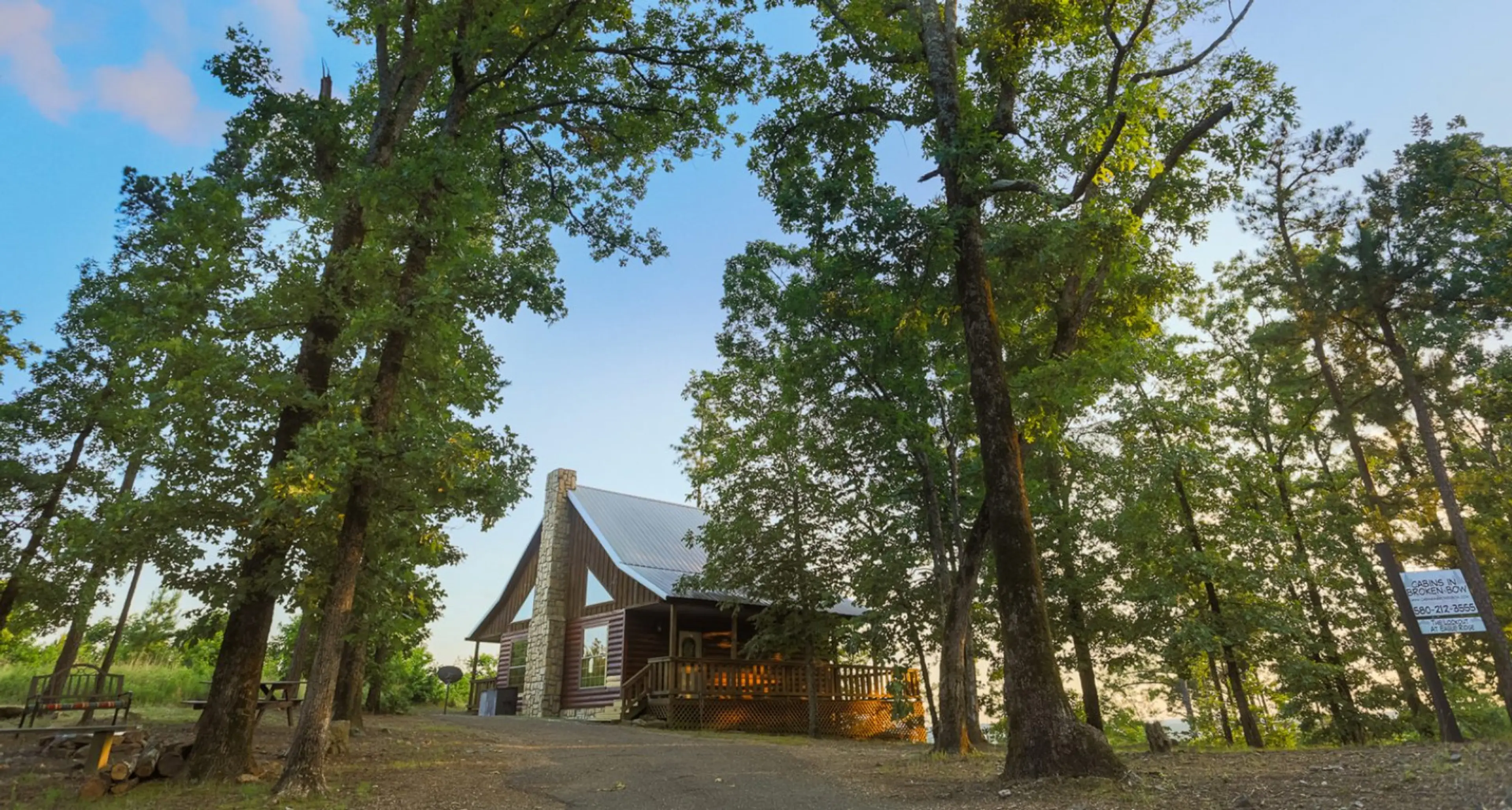 Cabin in Broken Bow, Sleeps 4, 1 Bedroom, 1 Bathroom, Pet Friendly, Romantic, Breathtaking Views, Hot Tub, Outdoor Fire Pit, Woodsy Views