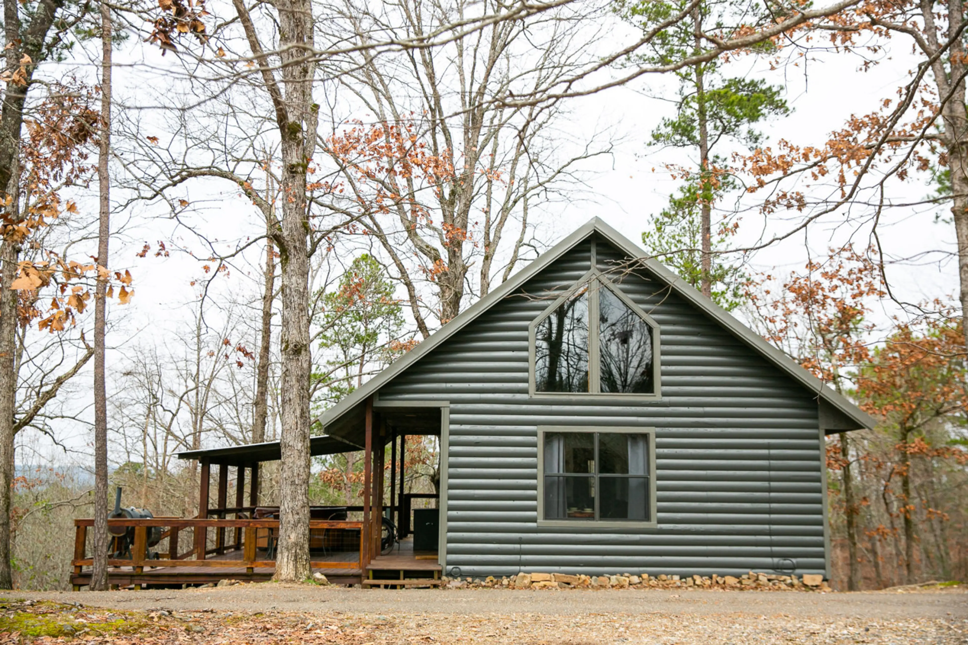 Cabin in Broken Bow, Sleeps 4, 2 bedrooms, 2 Bathrooms, Pet Friendly, Breathtaking Views, Hot Tub, Outdoor Fire Pit, National Forest Nearby, Hiking Trails Nearby, Woodsy Views