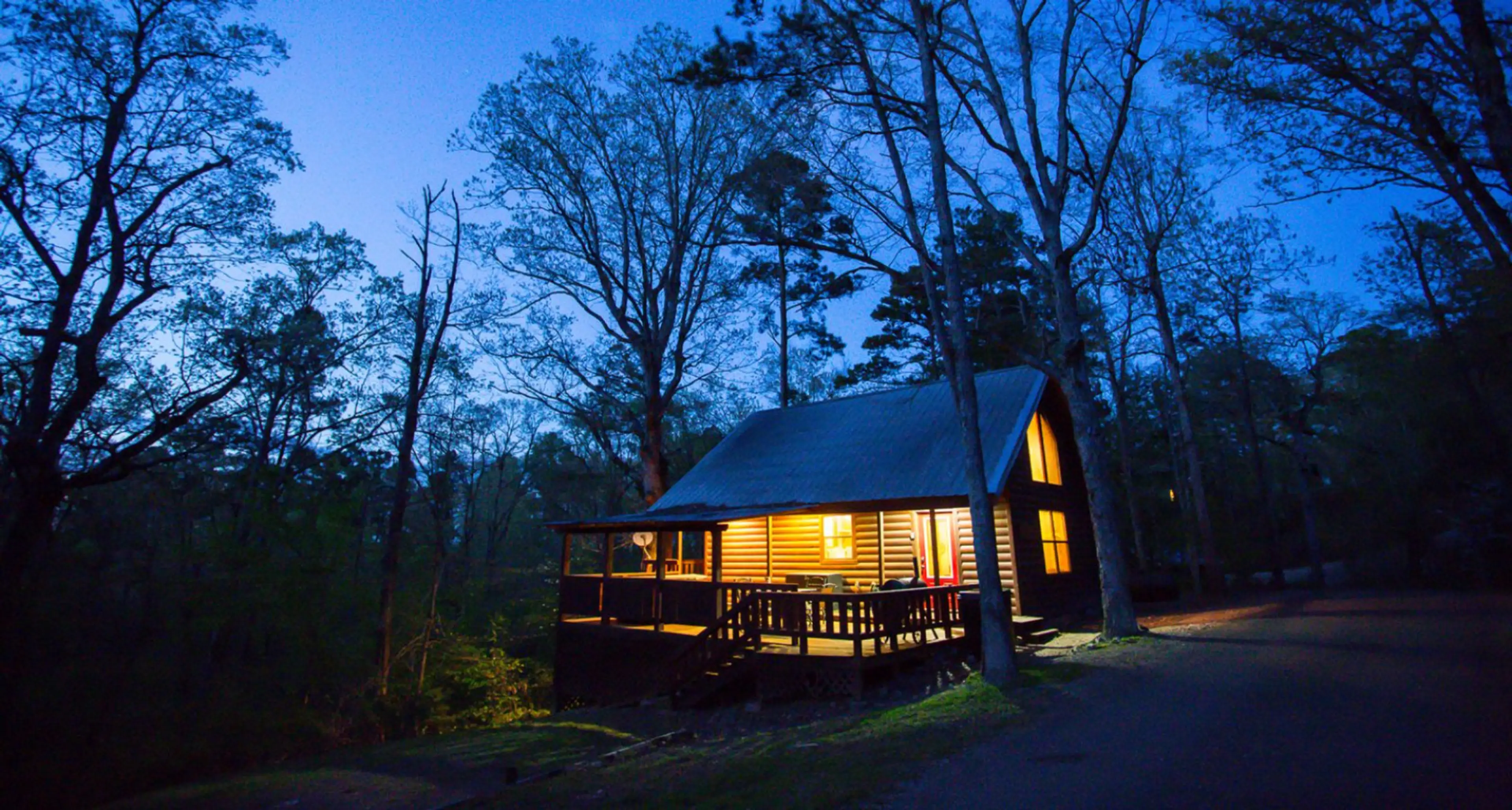 Cabin in Broken Bow, Sleeps 4, 2 bedrooms, 2 Bathrooms, Pet Friendly, Breathtaking Views, Hot Tub, Outdoor Fire Pit, National Forest Nearby, Hiking Trails Nearby, Woodsy Views