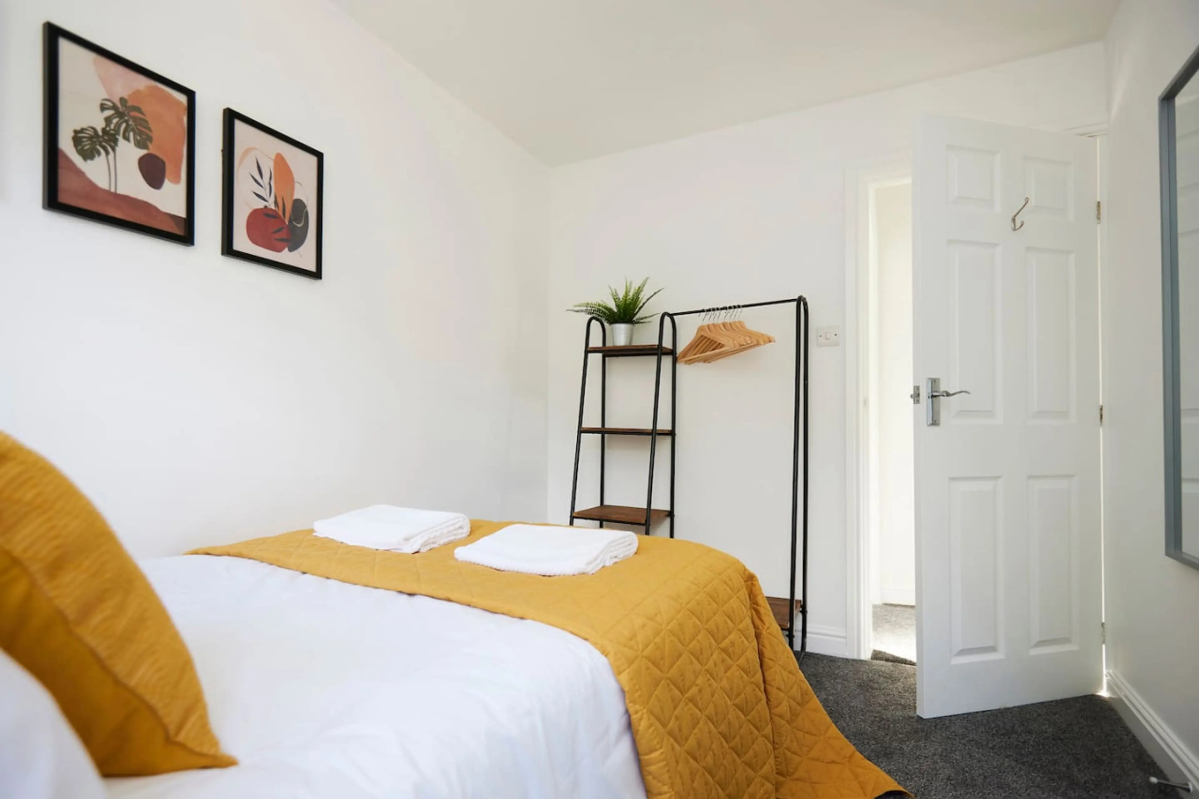 Stoney Lane | Charming Huddersfield Home with Garden - Image 7