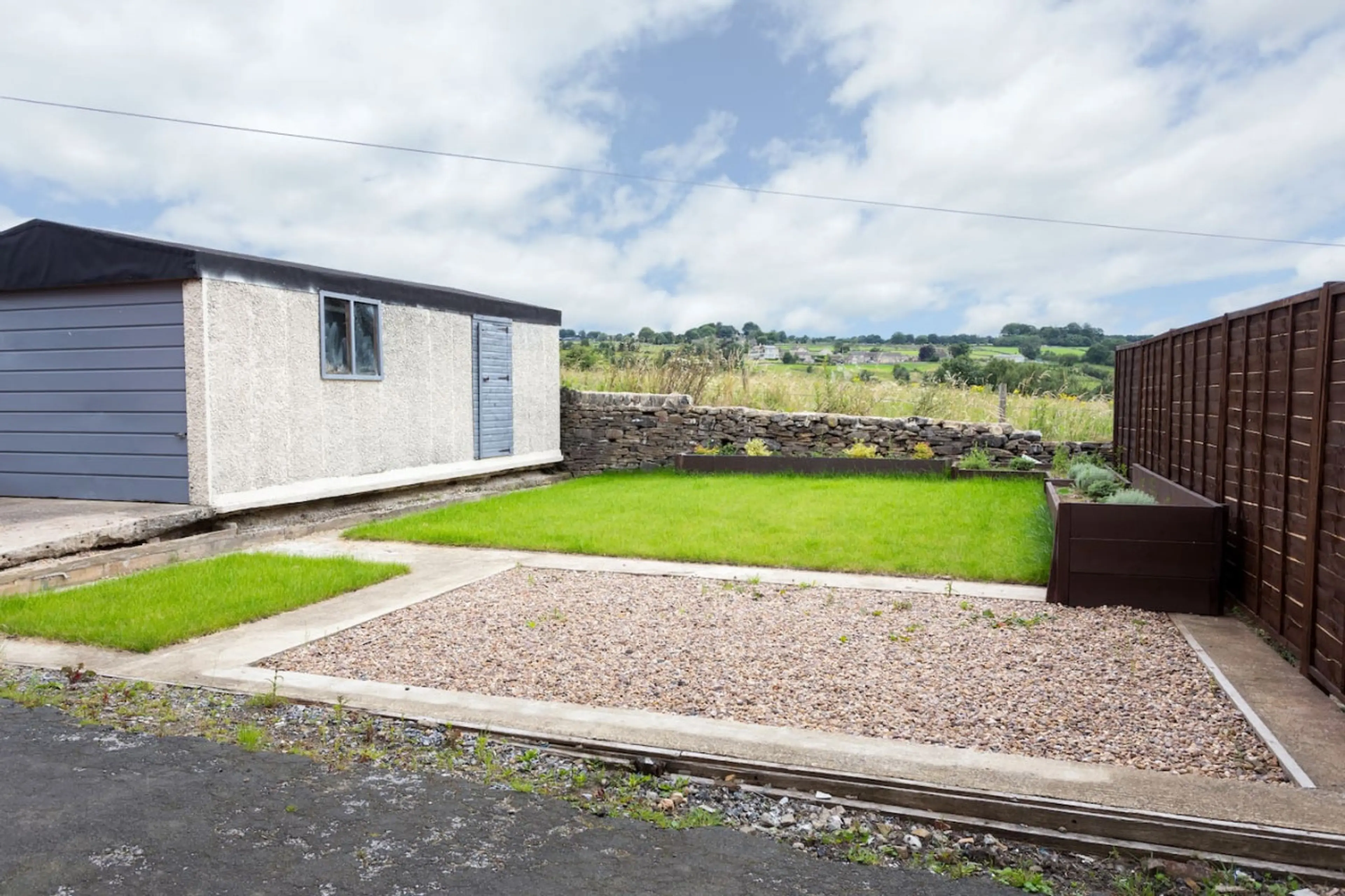 Storthes Hall Lodge | Kirkburton →5 min| Pets OK | Garden - Image 13