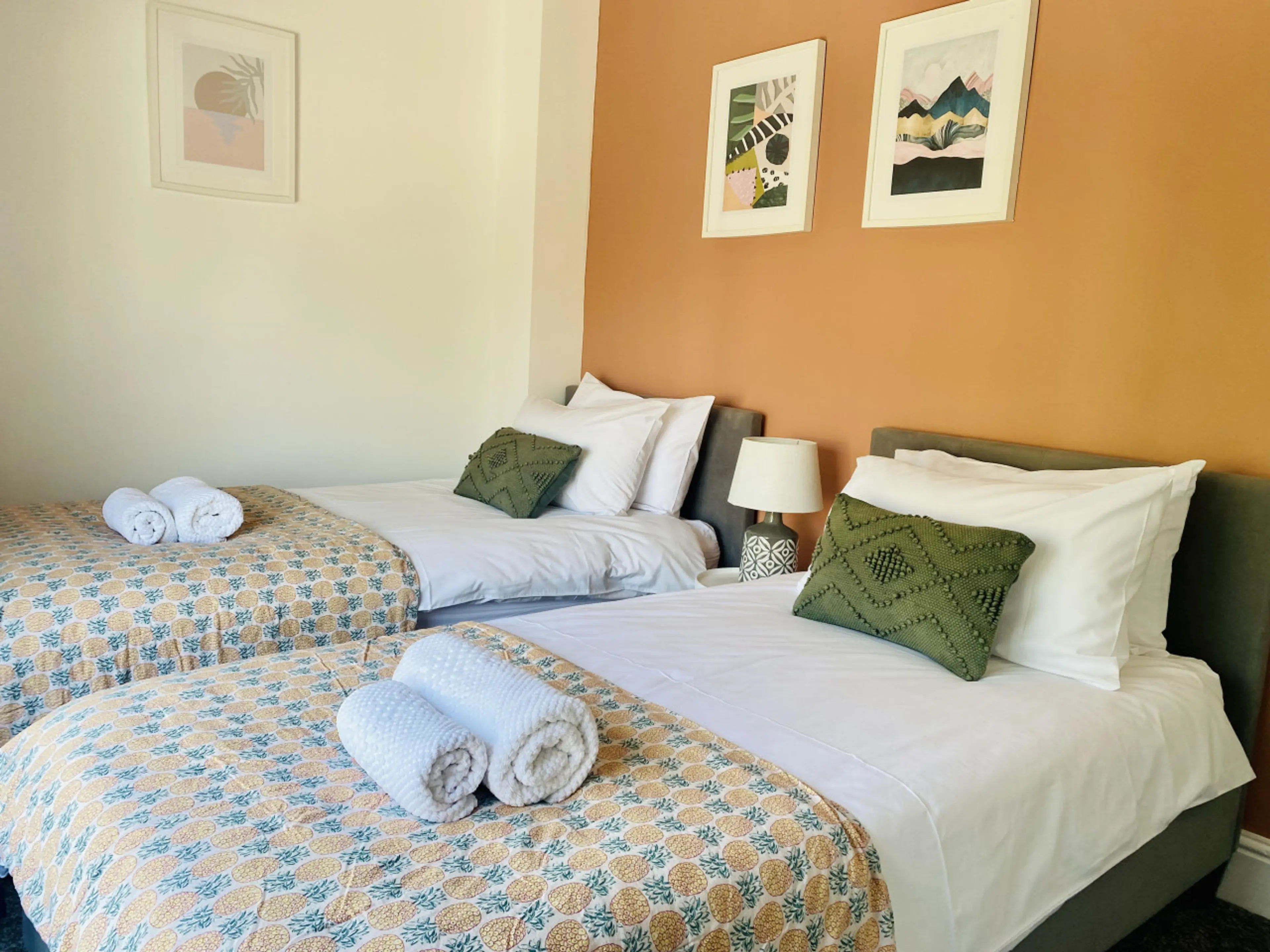 Storthes Hall Lodge | Kirkburton →5 min| Pets OK | Garden - Image 10