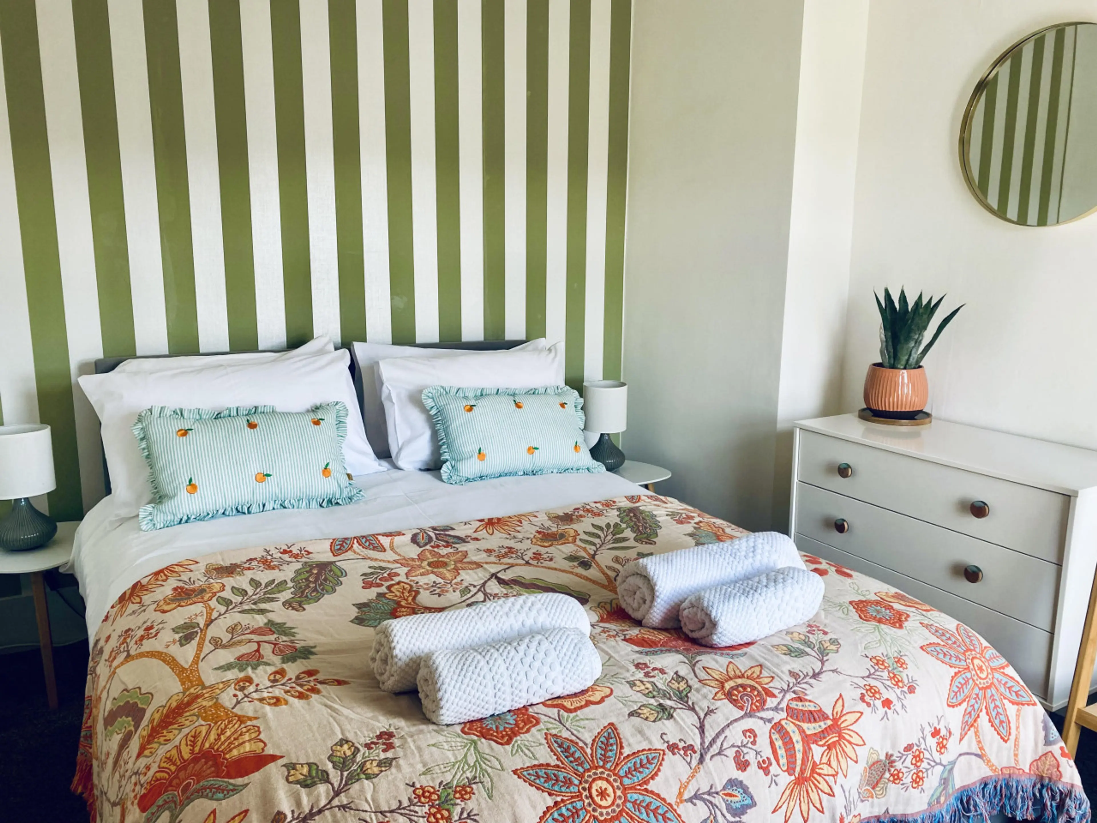 Storthes Hall Lodge | Kirkburton →5 min| Pets OK | Garden - Image 2