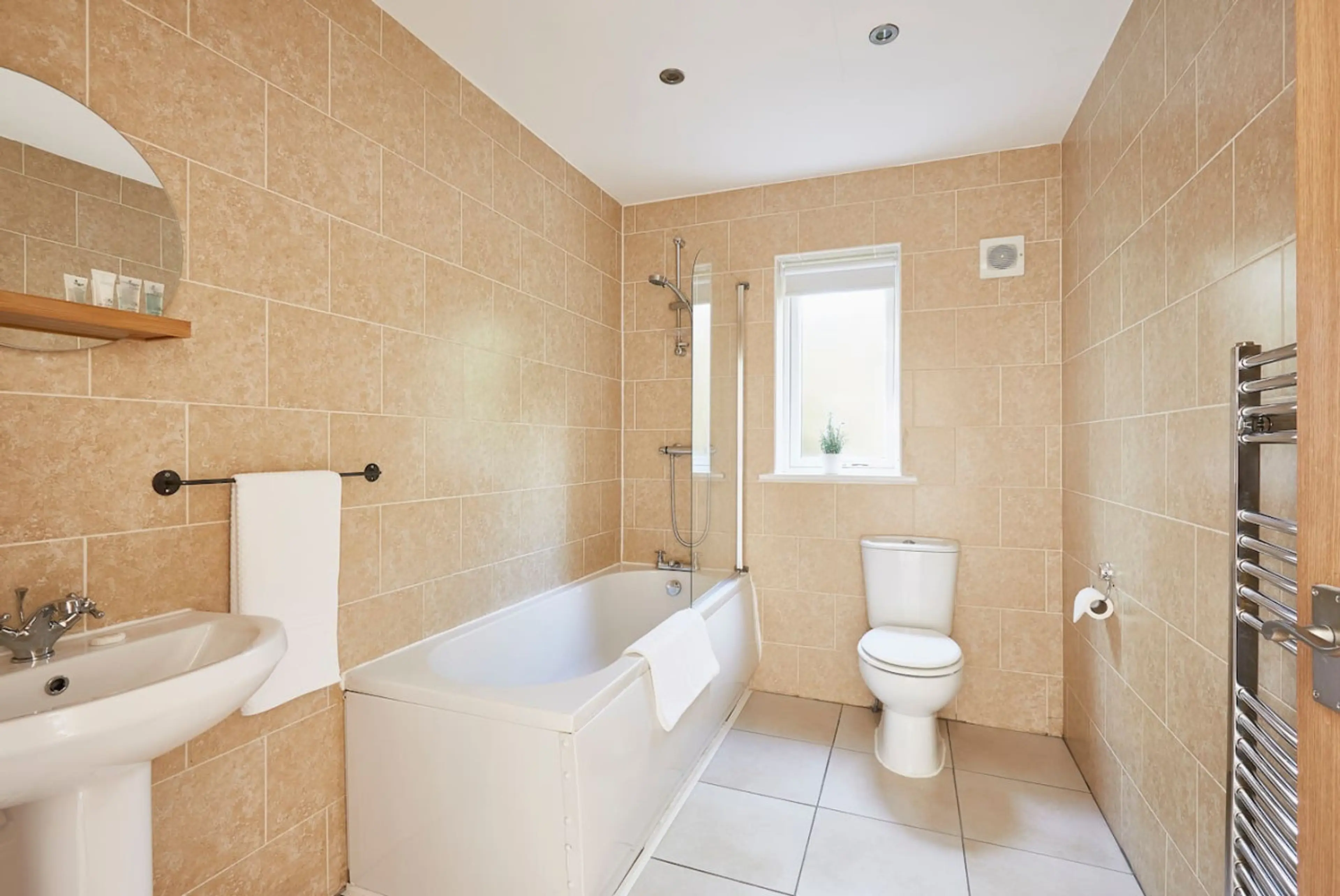 Royal Calderdale | 8→mins Halifax | Parking | Pets OK - Image 16