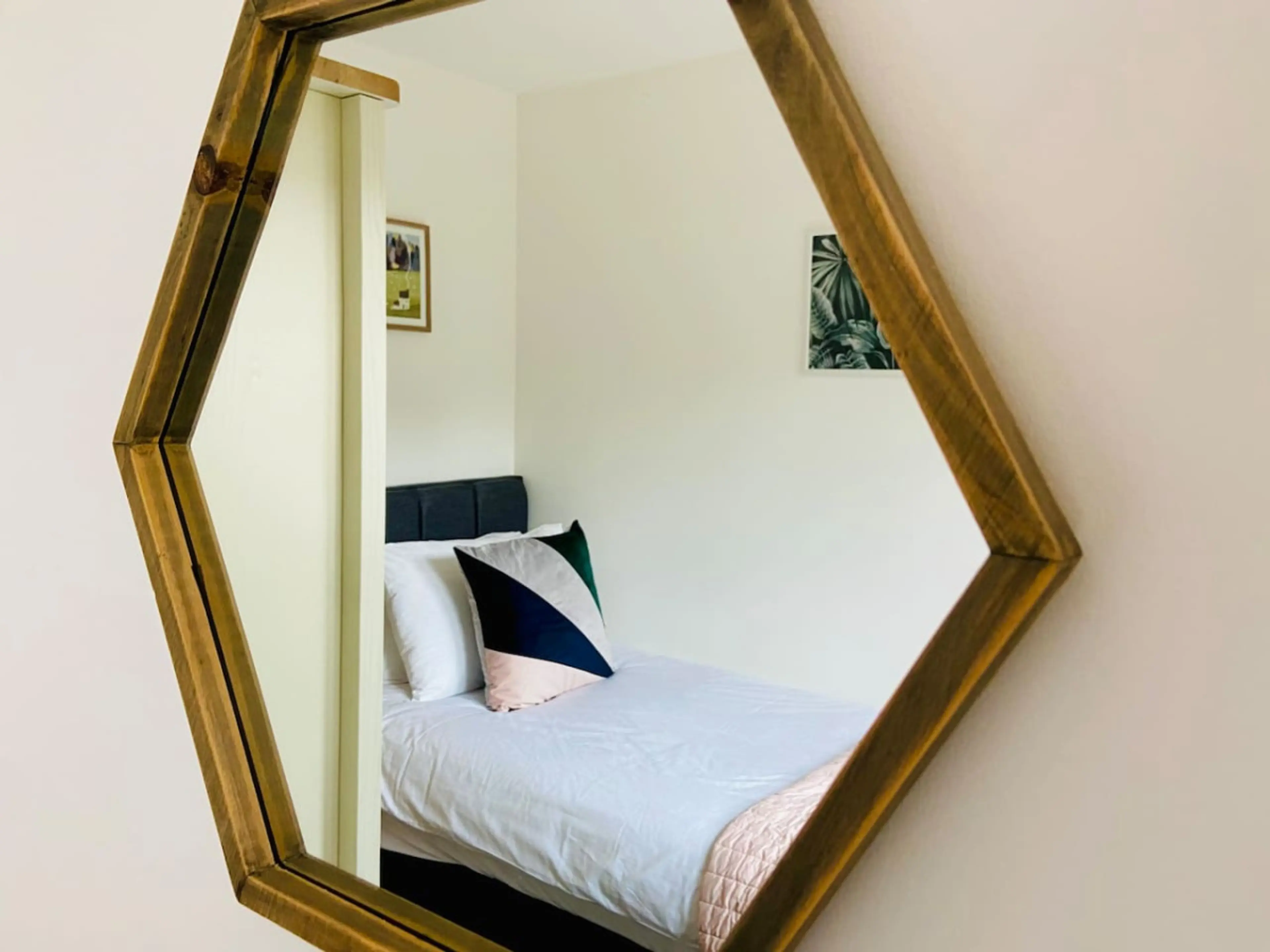 Royal Calderdale | 8→mins Halifax | Parking | Pets OK - Image 17