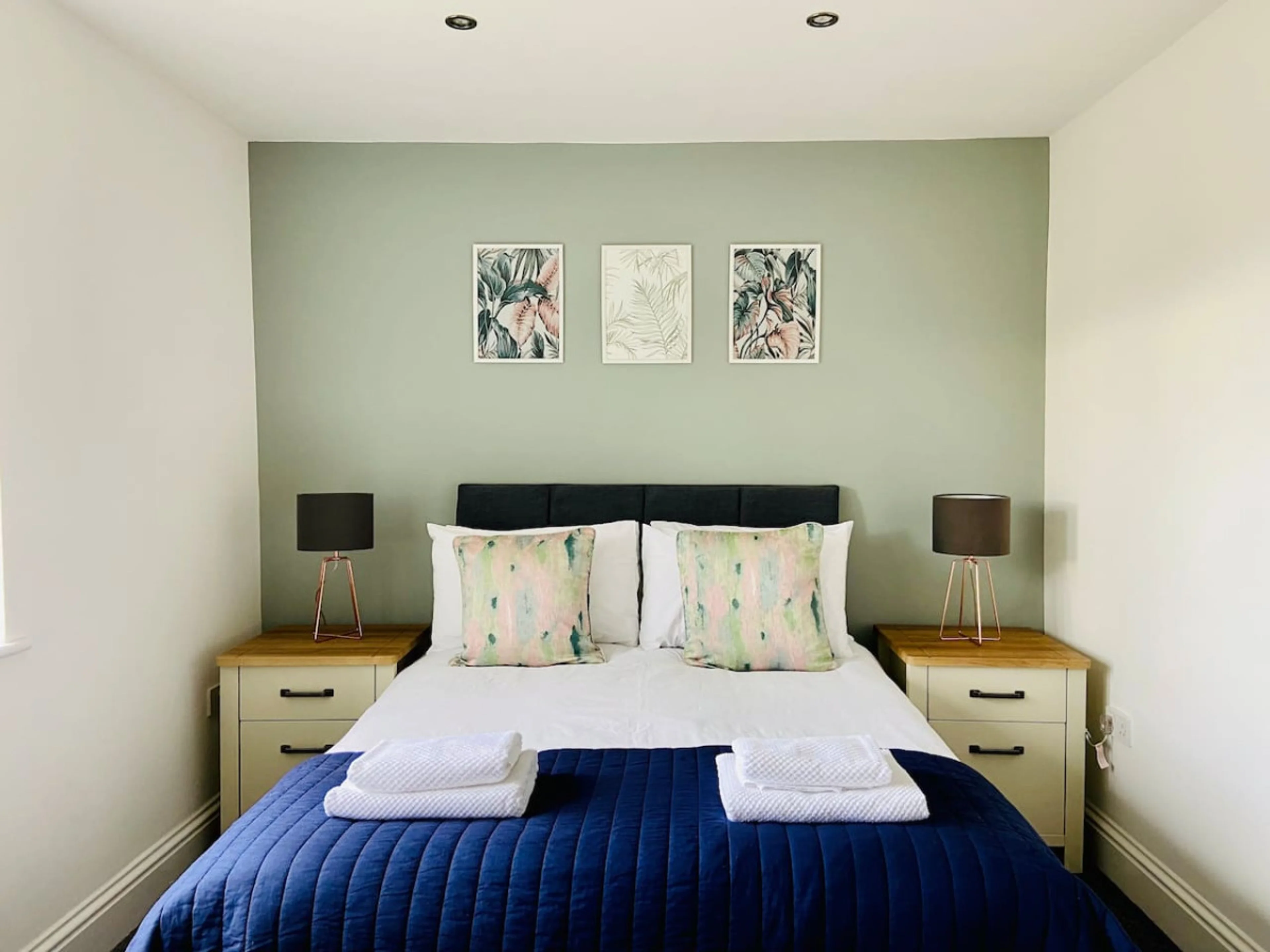 Royal Calderdale | 8→mins Halifax | Parking | Pets OK - View 4