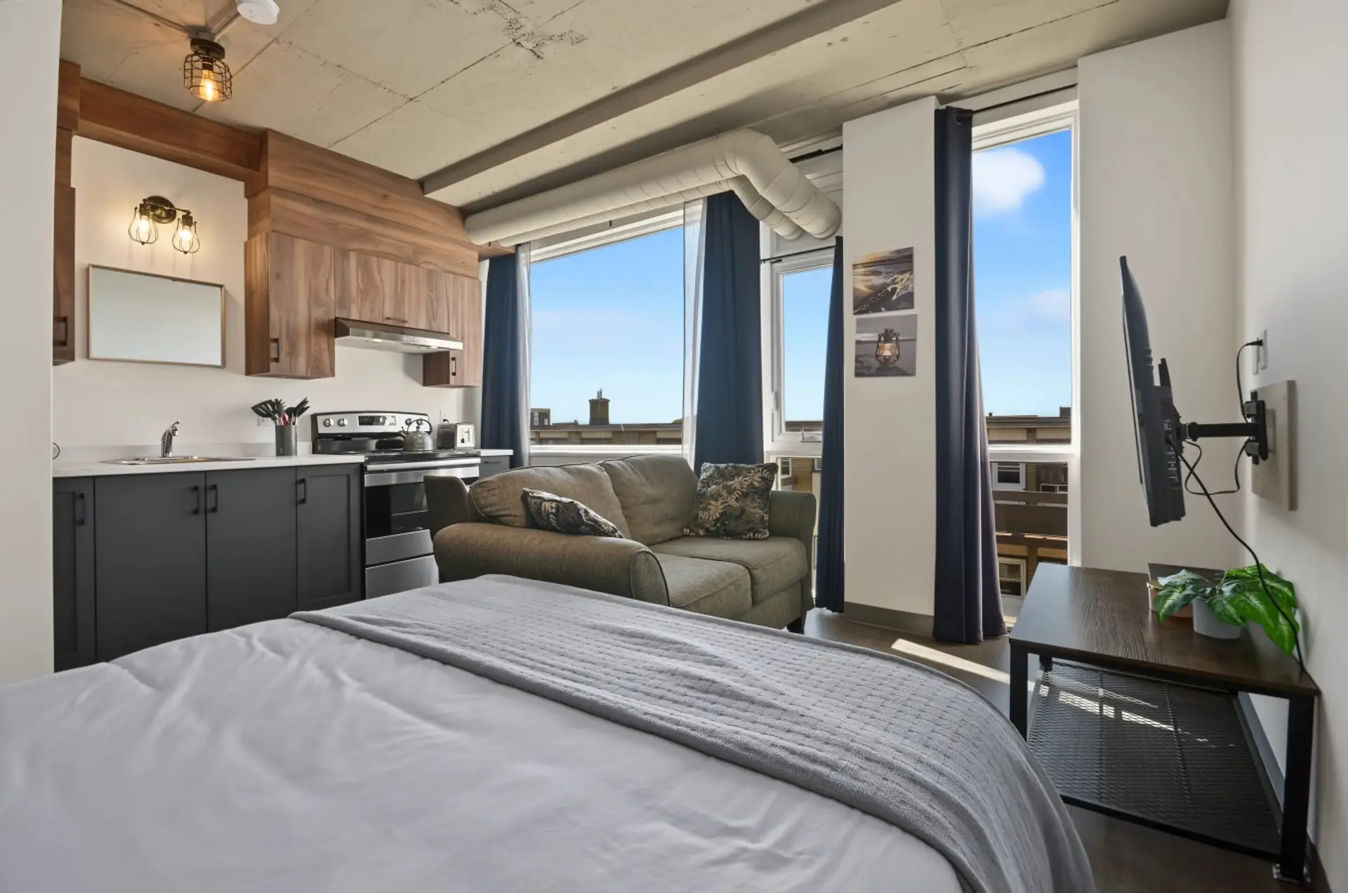 Loft lumineux avec grandes fenêtres