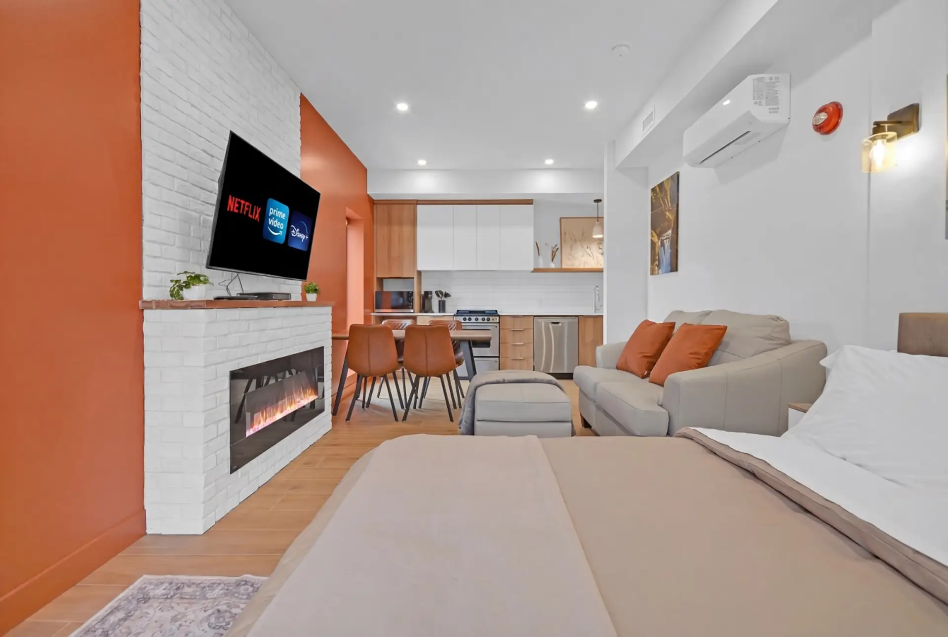 Loft lumineux moderne avec foyer électrique et TV intelligente