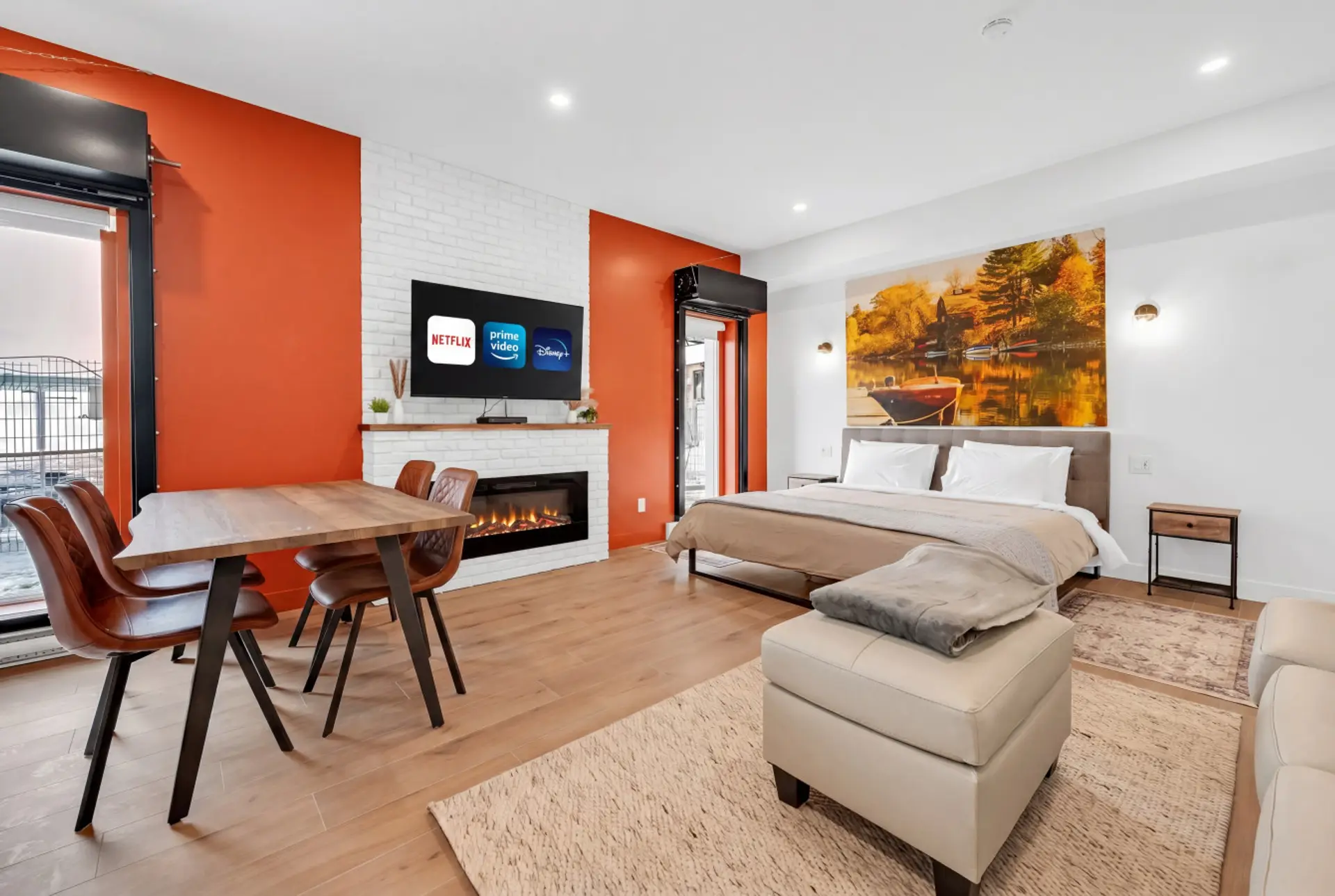 Loft lumineux moderne avec foyer électrique et TV intelligente