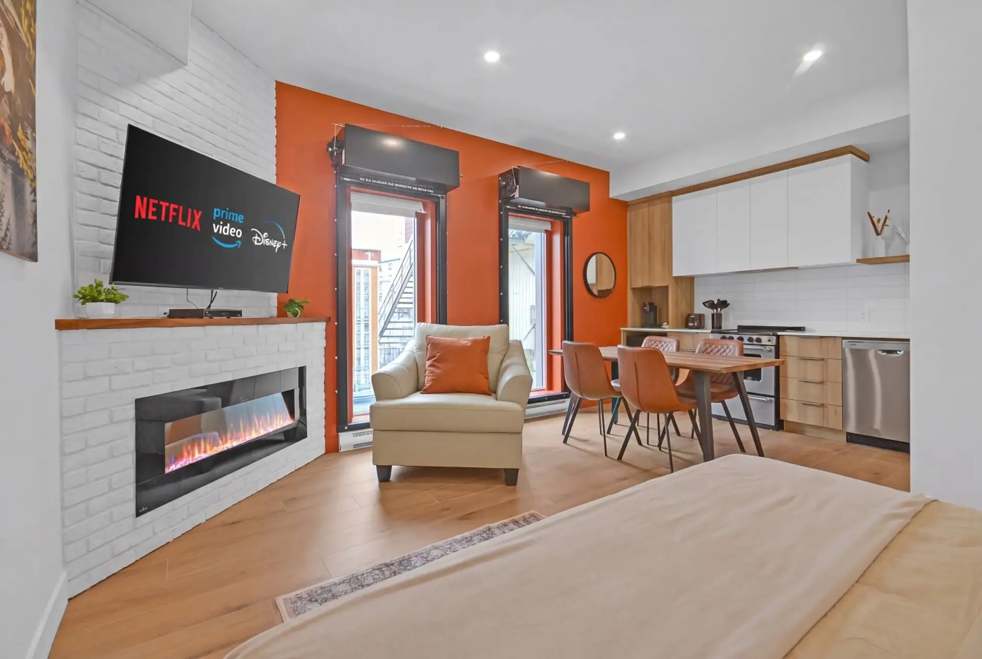 Loft lumineux moderne avec foyer électrique et TV intelligente