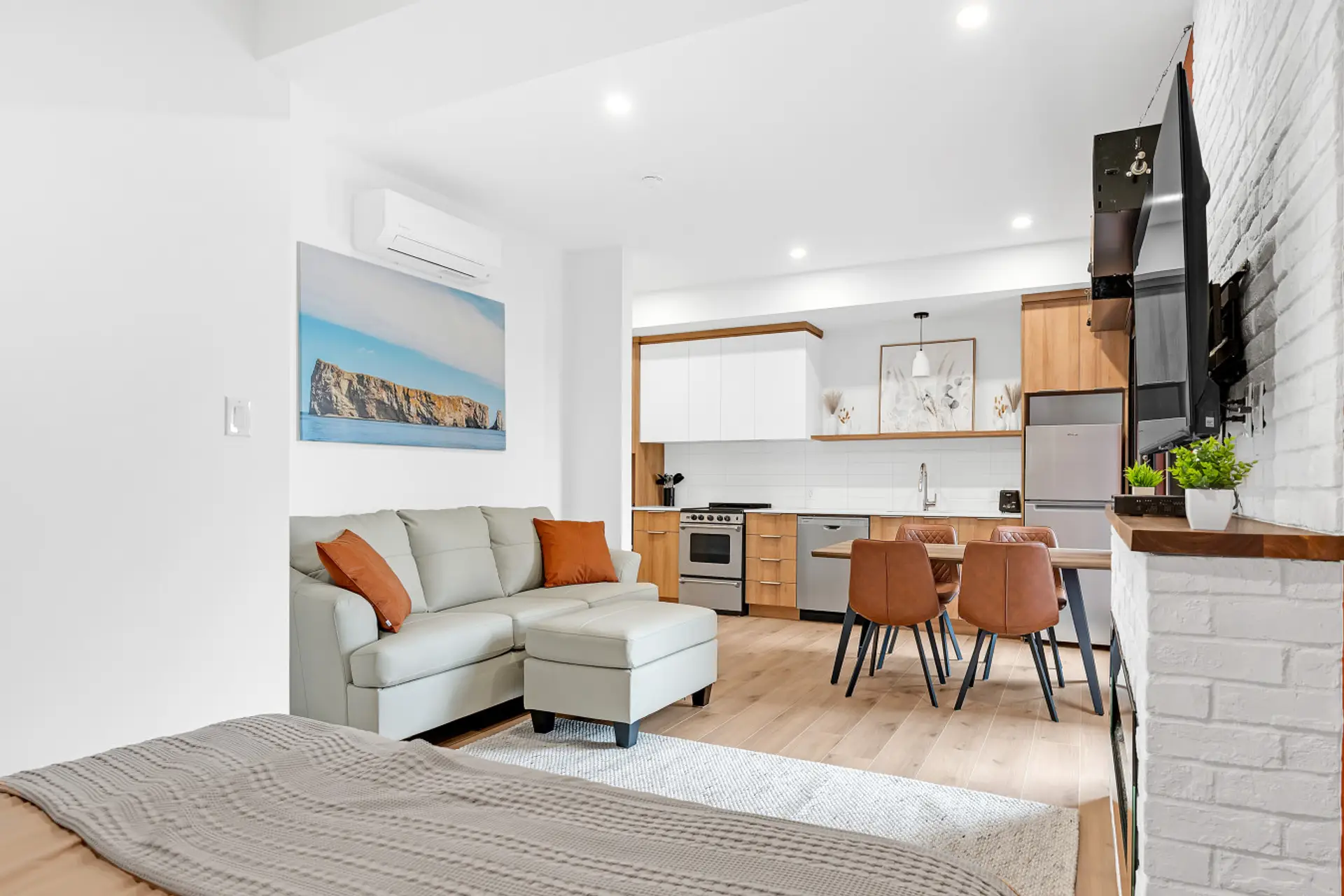 Loft lumineux moderne avec foyer électrique et TV intelligente