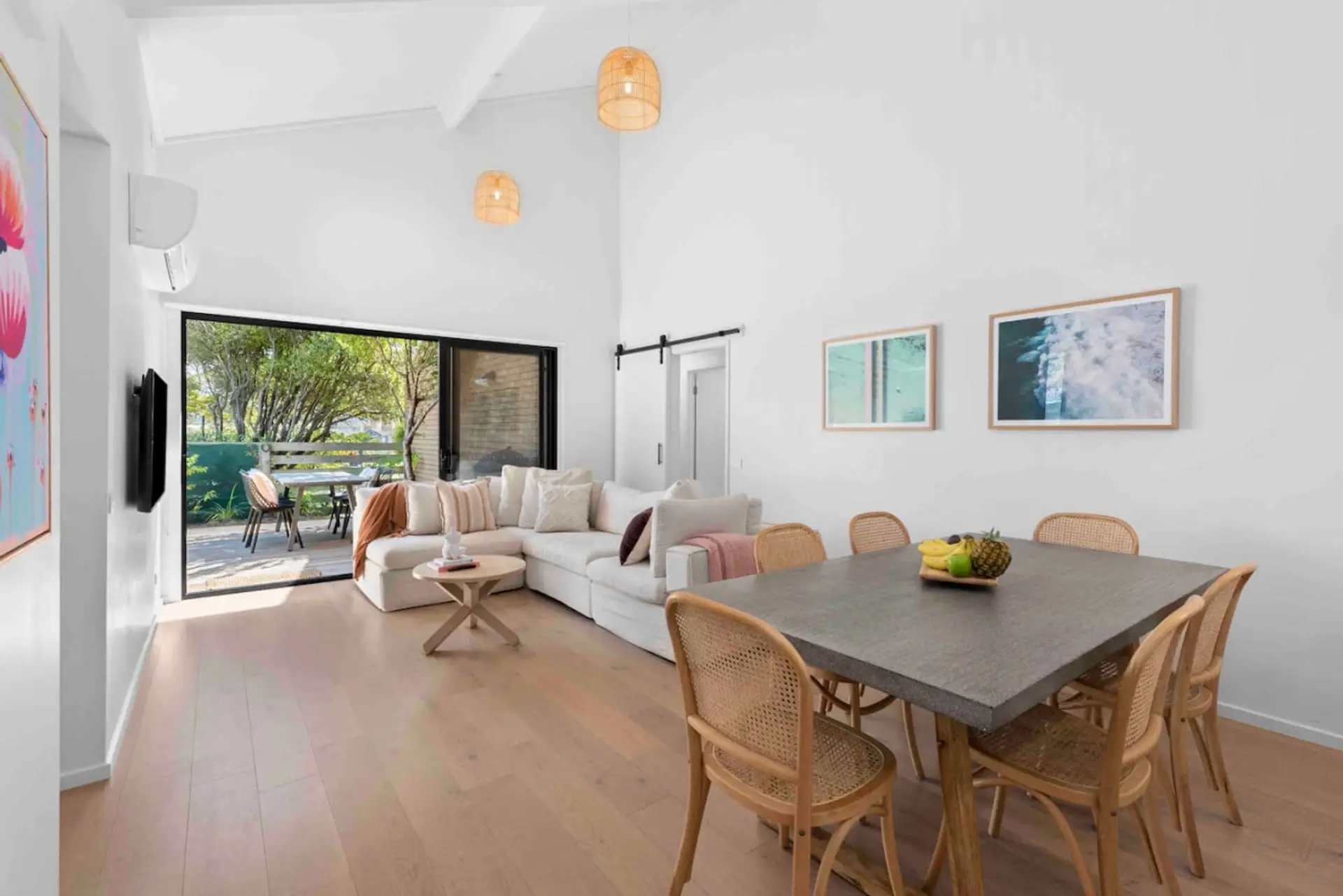 🛋️ Open-plan living and dining area with sliding doors to outdoor space