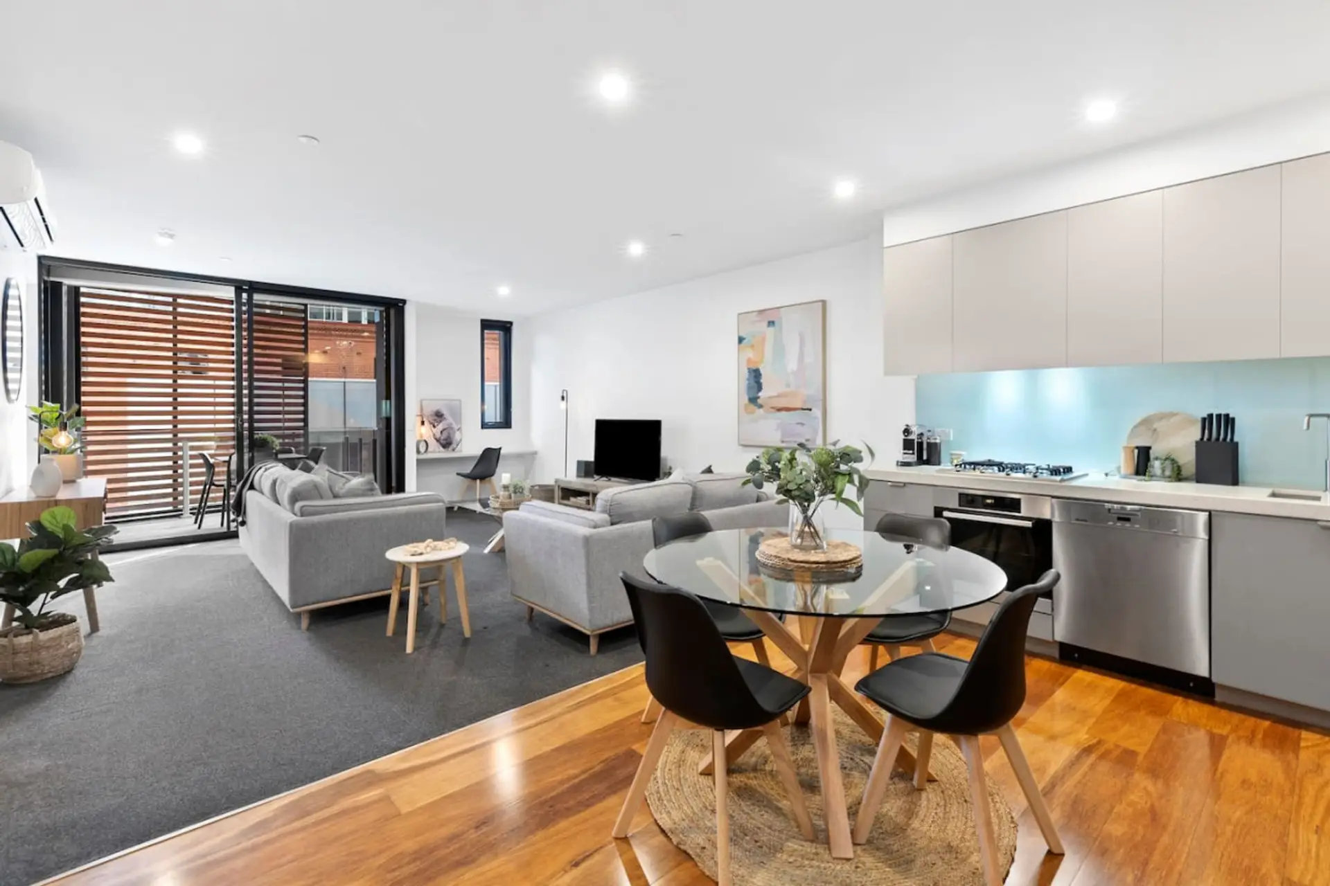 🛋️ Open-plan living and dining area with modern kitchen