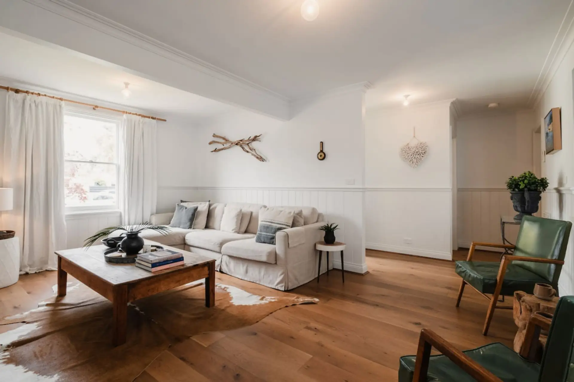 🛋️ Bright and comfortable living room with warm finishes
