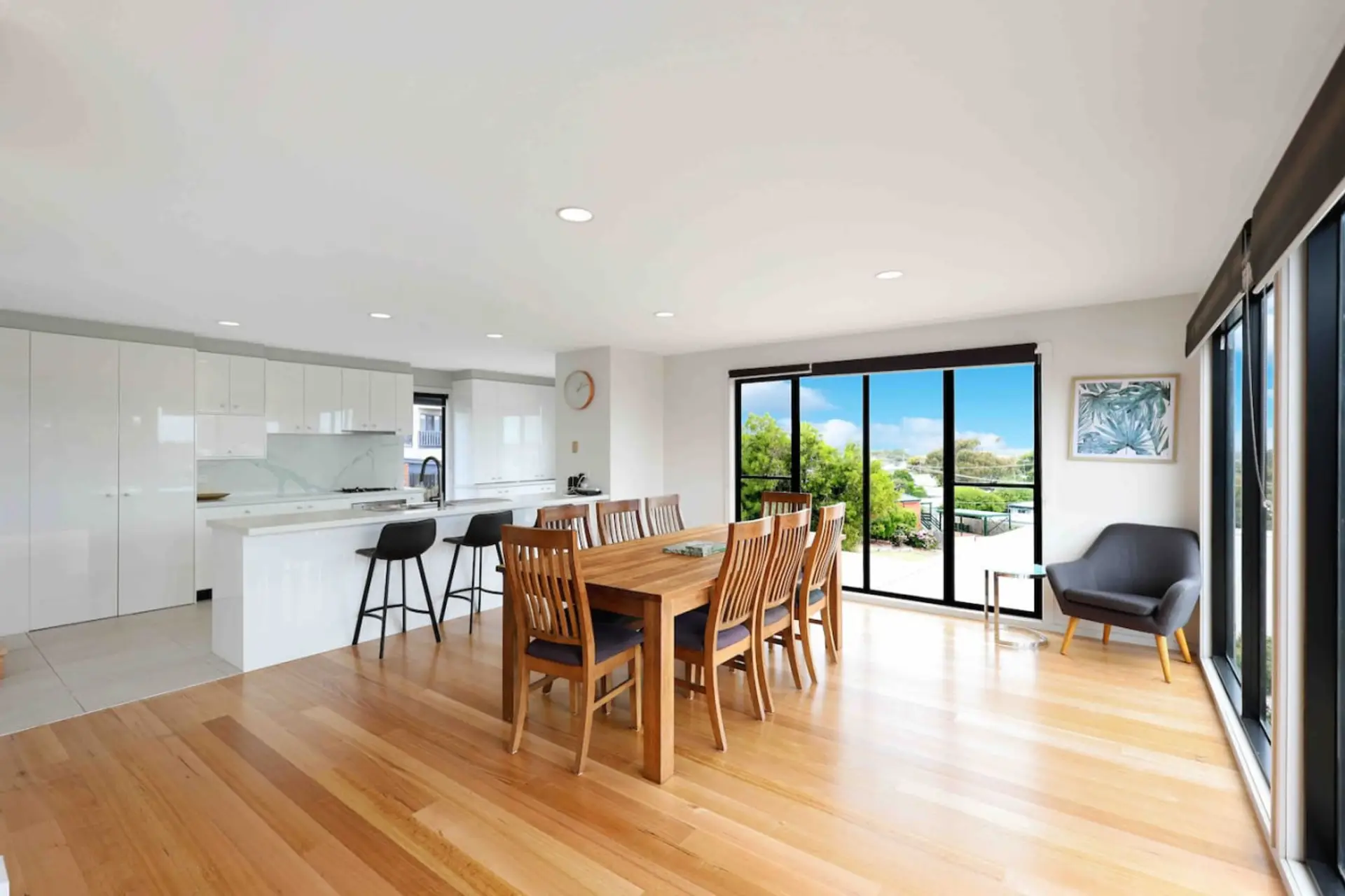 🍽️ Large open-plan kitchen and dining with natural light