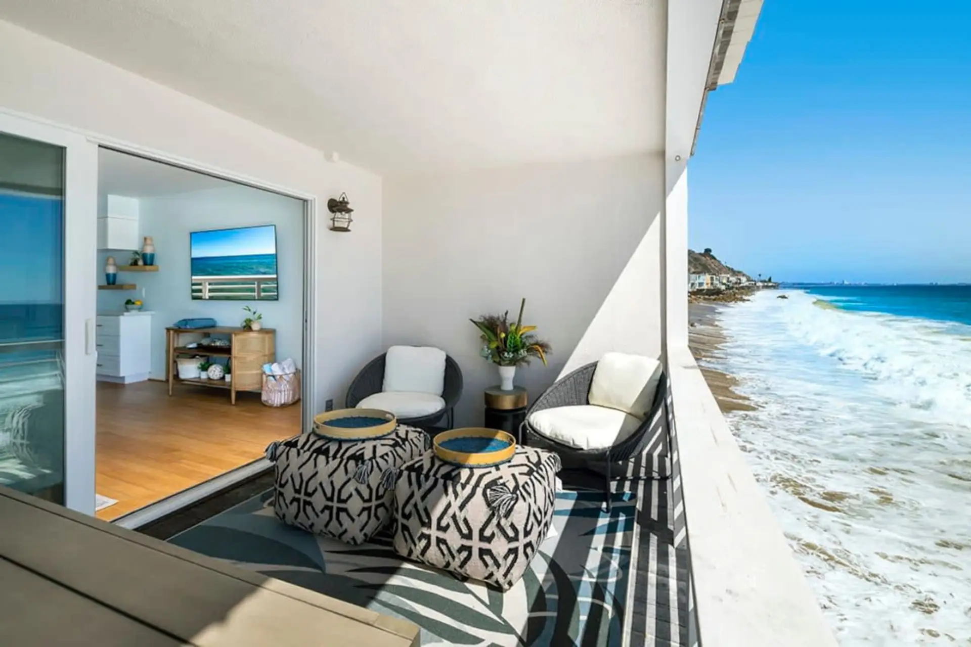 Experience the best of Malibu with a private balcony, where ocean breezes and breathtaking views create the perfect setting for relaxation. Whether you're sipping your morning coffee, enjoying a sunset cocktail, or simply soaking in the coastal ambiance, 