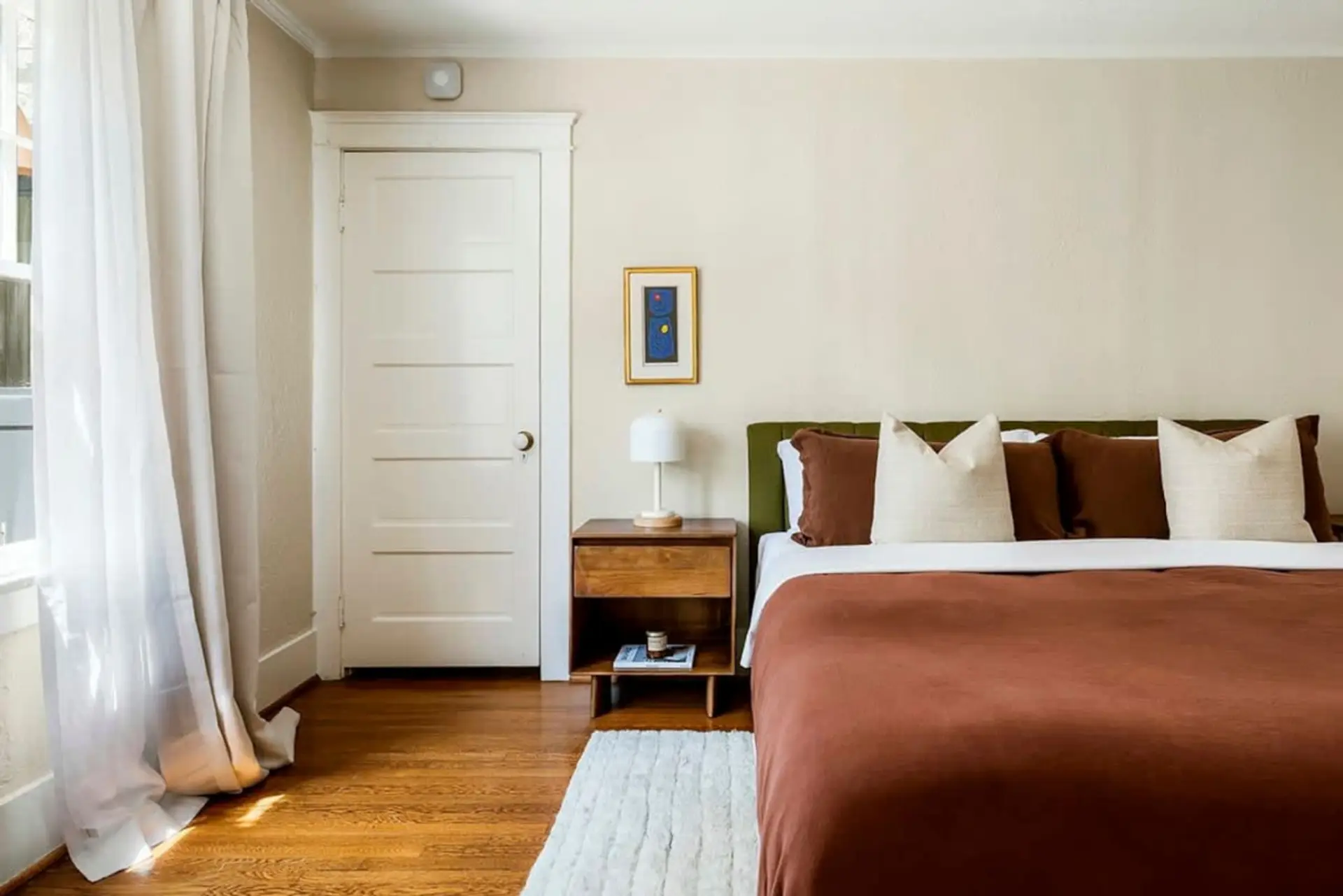 A cozy bedroom featuring luxurious linens, a clean and comfortable ambiance, perfect for a relaxing retreat.