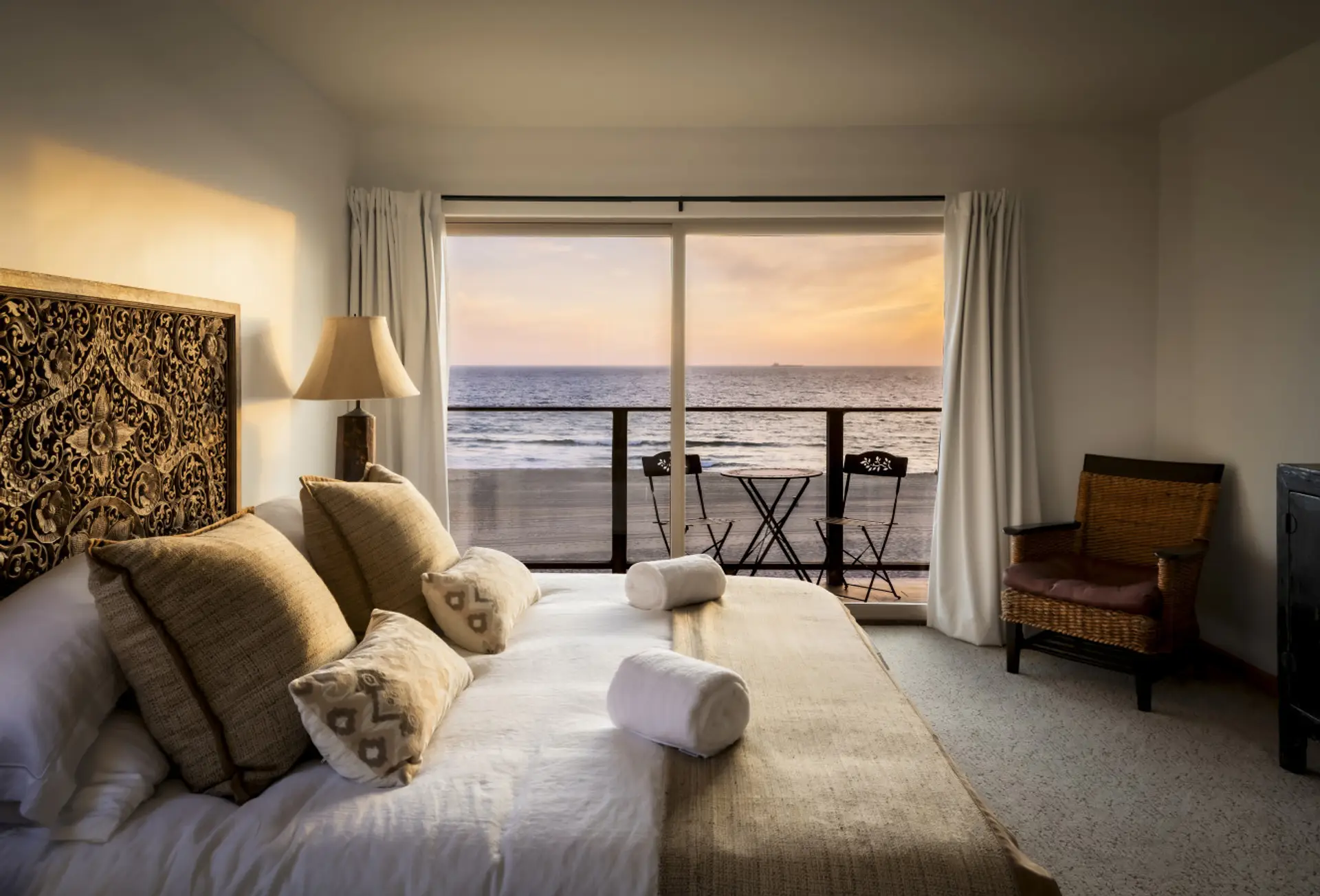 Wake up to waves in a plush king-size bed
