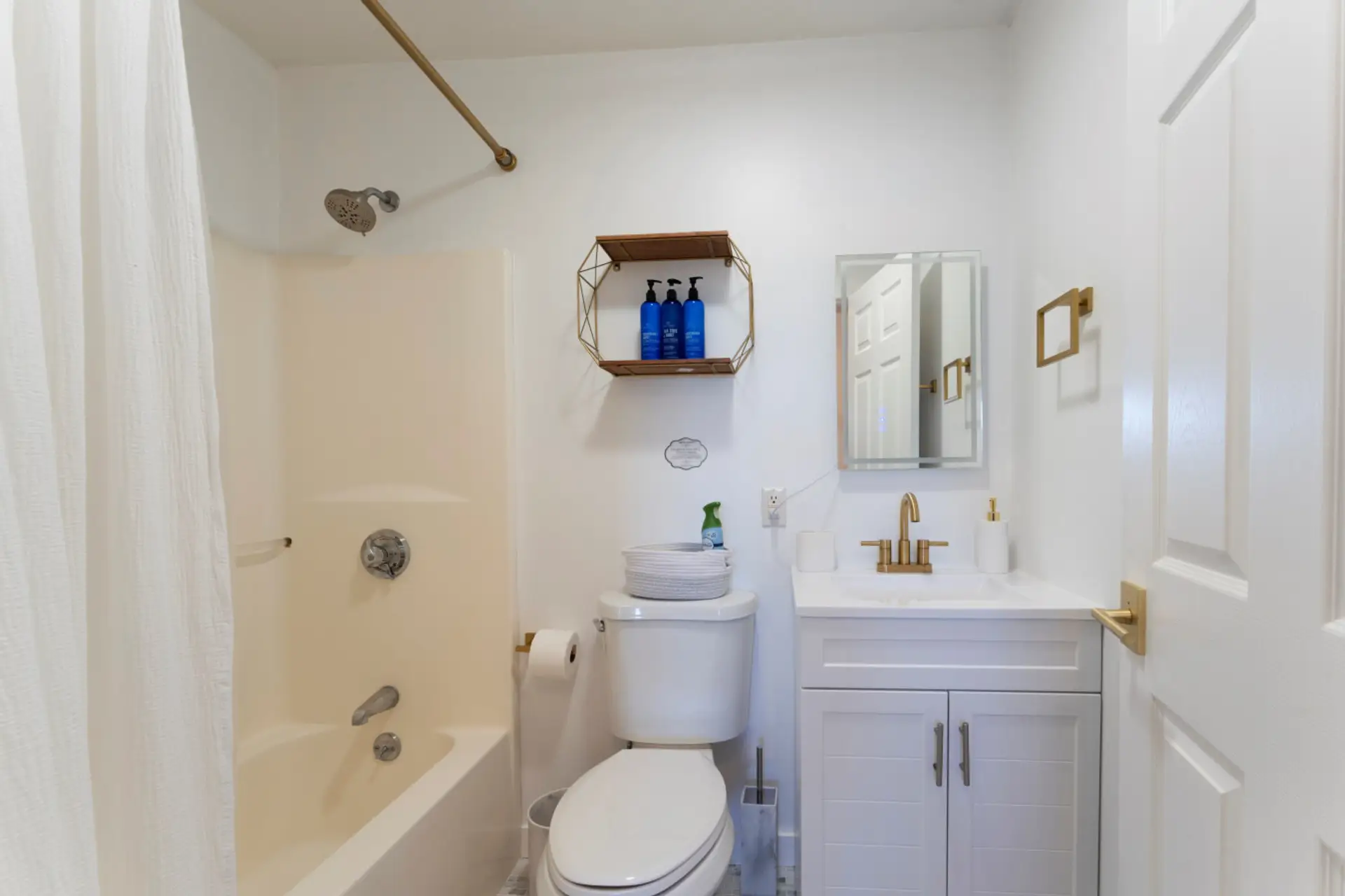Bathroom (Unit 1)