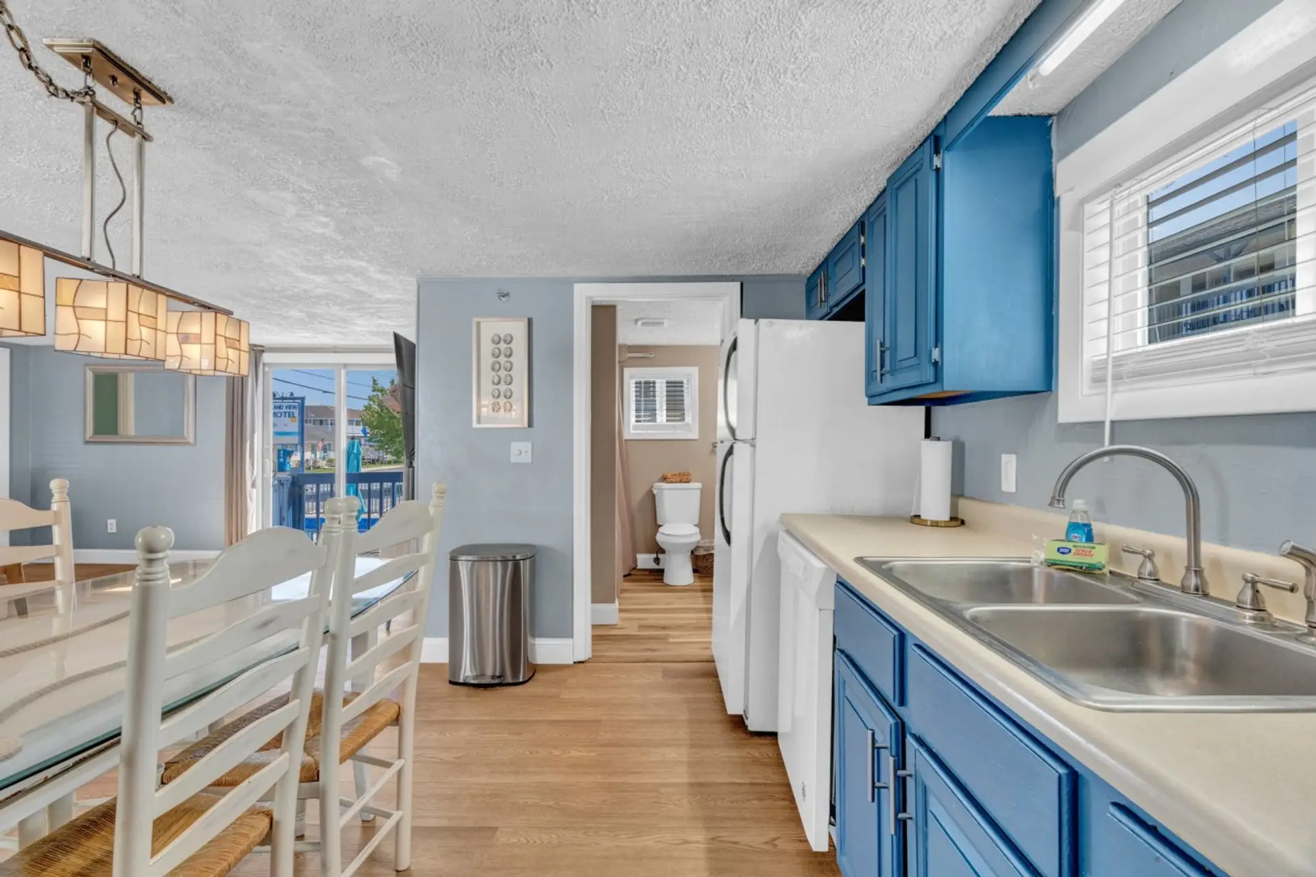 Kitchen & Dining