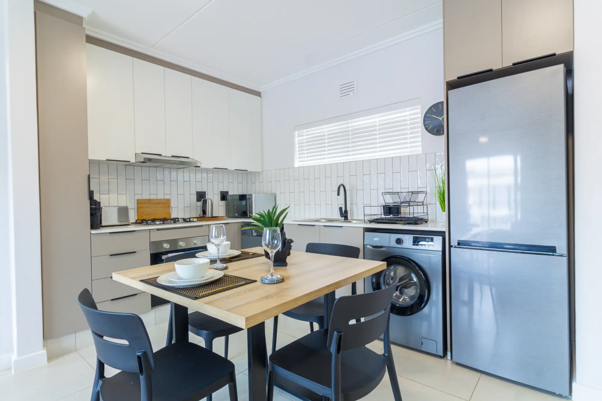 Fully equipped kitchen with gas hob, dishwasher, washing machine and 4-seater dining table