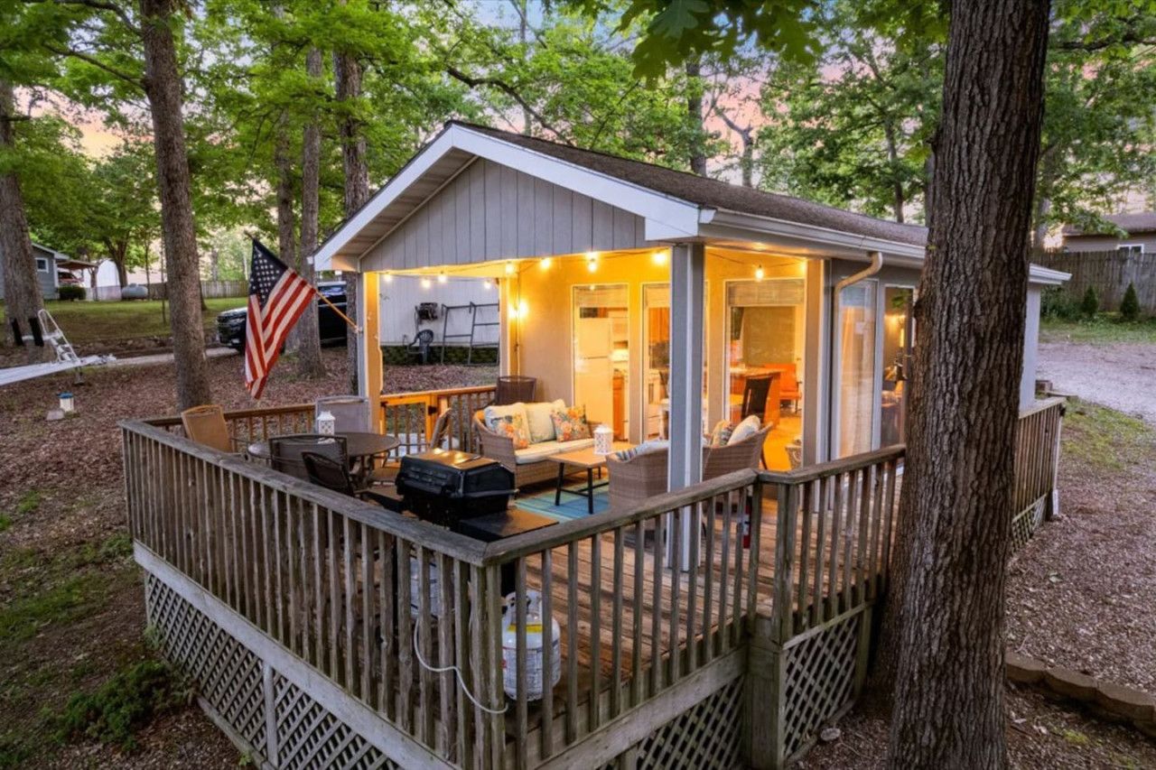Castaway- Hot Tub, Kayak, Dock and Boat Slip, Grill: vacation rental in Sunrise Beach, Lake of the Ozarks
