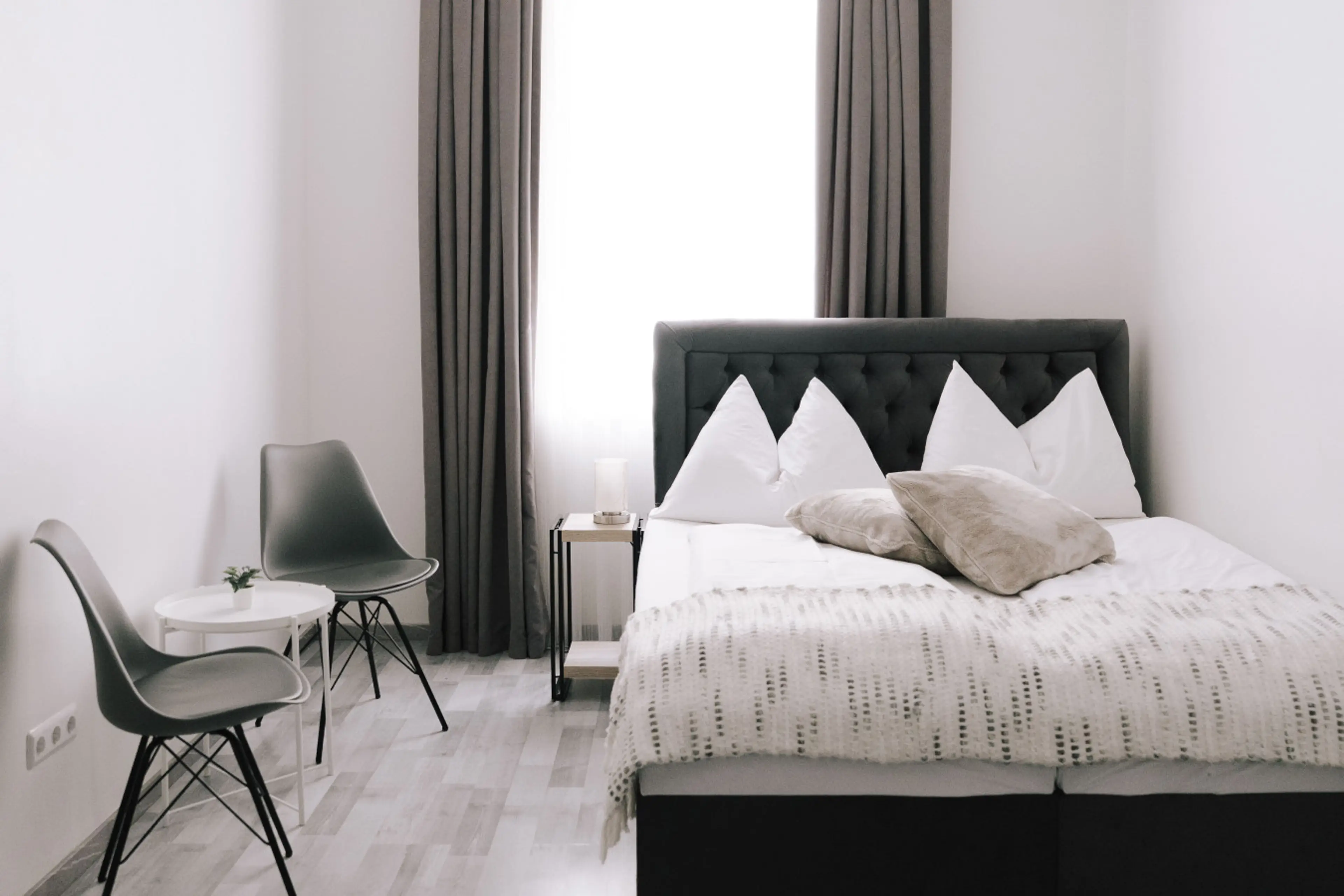 Welcome to your bright, modern studio apartment in the heart of Vienna! Enjoy a sunlit space, a comfortable double bed, and a cozy seating area.
