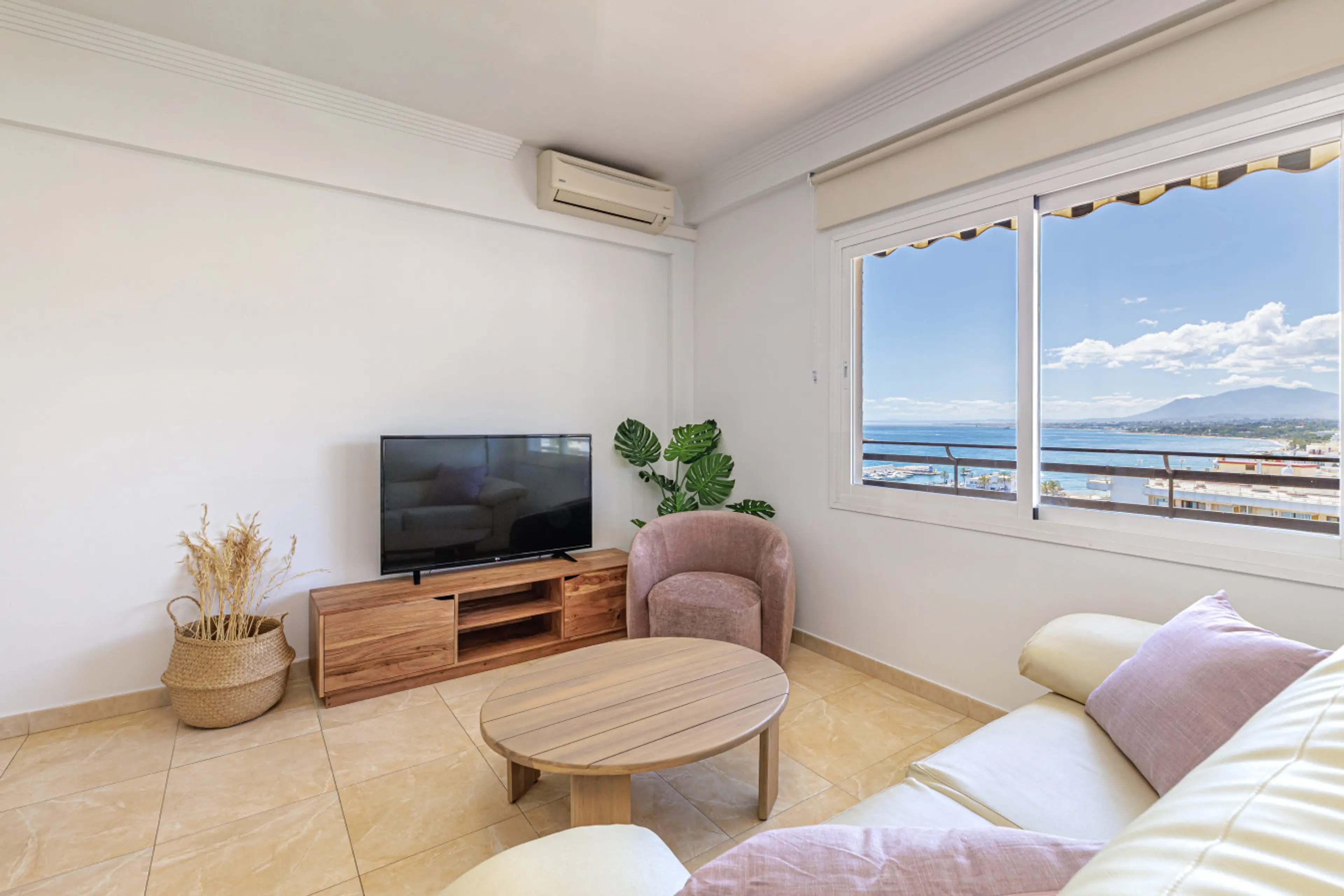 Unwind in the relaxing lounge space with a Smart TV and stunning beachfront ocean views.