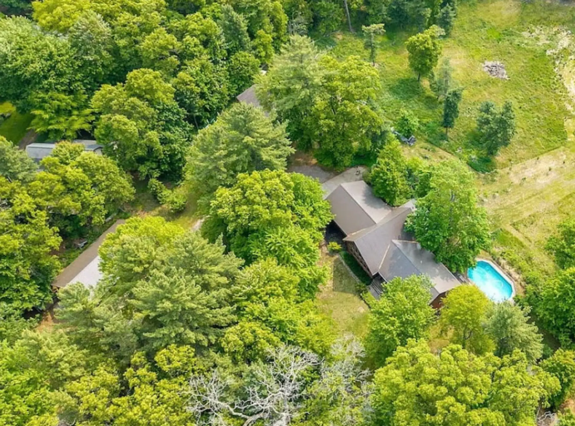 Escape to nature 🍃💦 Your secluded forest retreat with a private pool, hot tub, gardens, and game room awaits! Huge property with ample space for outdoor games. But don't worry, there is still fast, reliable wifi available on site!