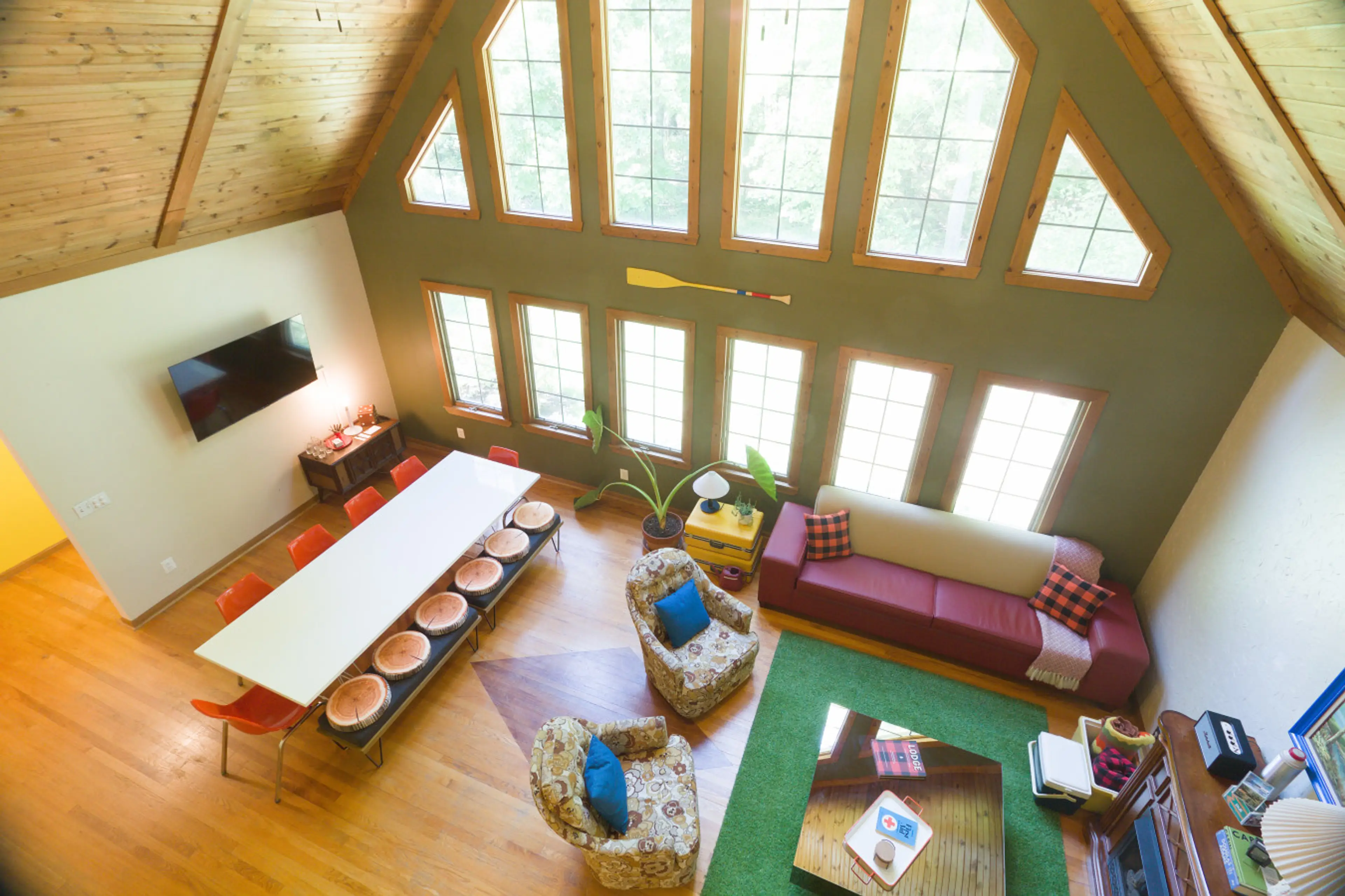 Light-filled living room with seating for 11 people and views that wow 🌞🪟 Relax, unwind, and soak in the scenery. The living room is stocked with games or you can sit back and relax by the indoor fireplace.