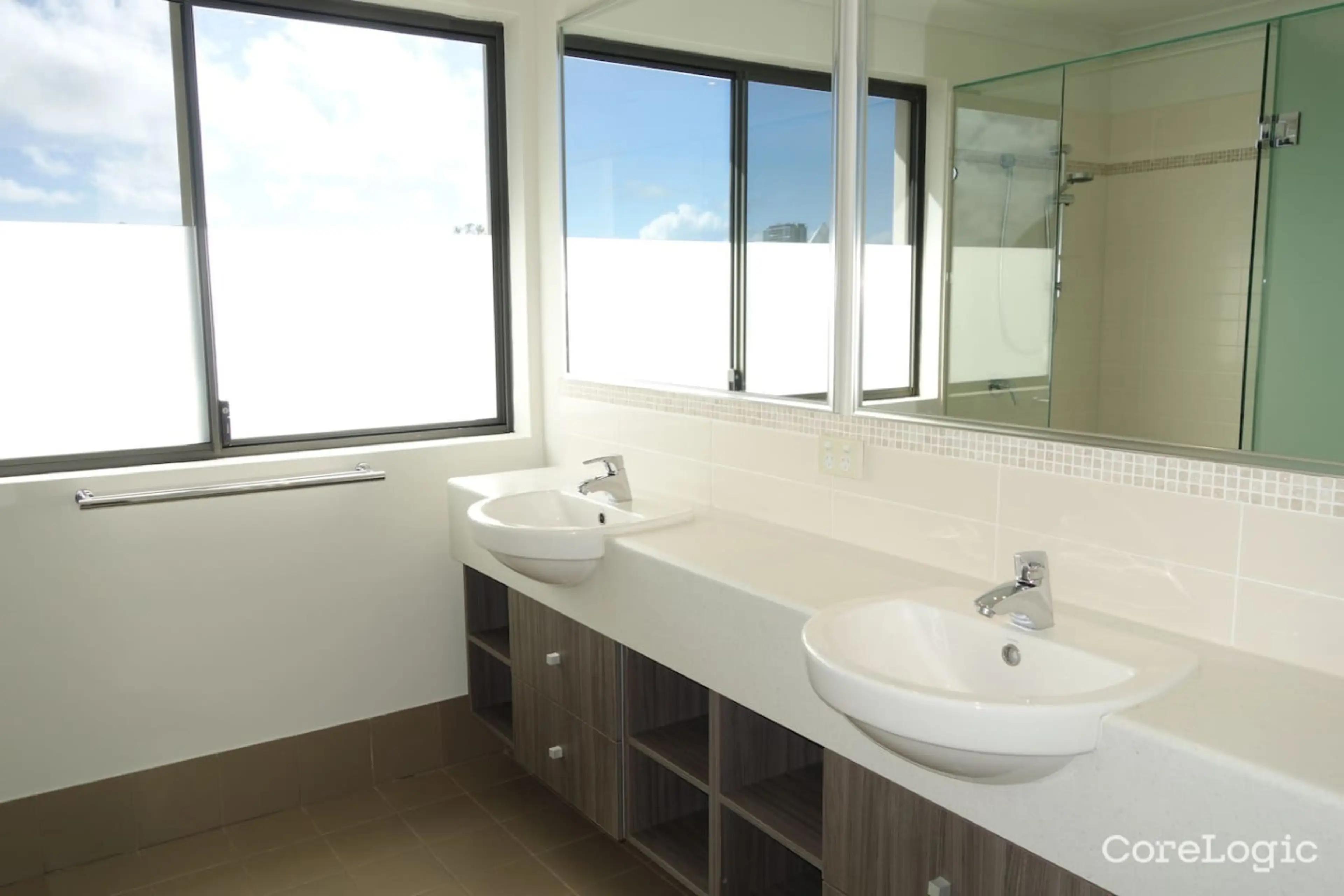Full Bathroom 2