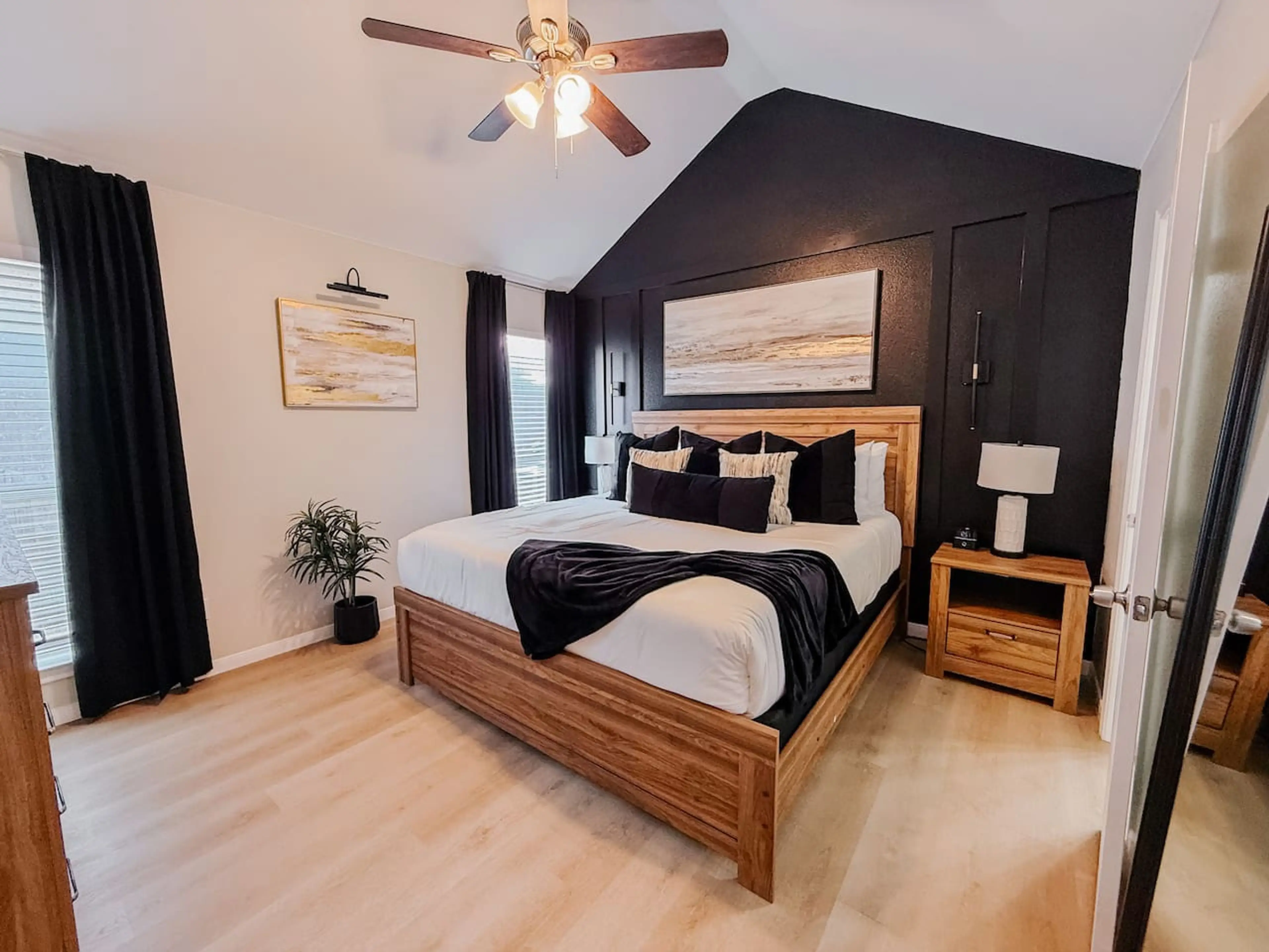 Primary Bedroom, with plenty of space and a comfortable King Size Bed