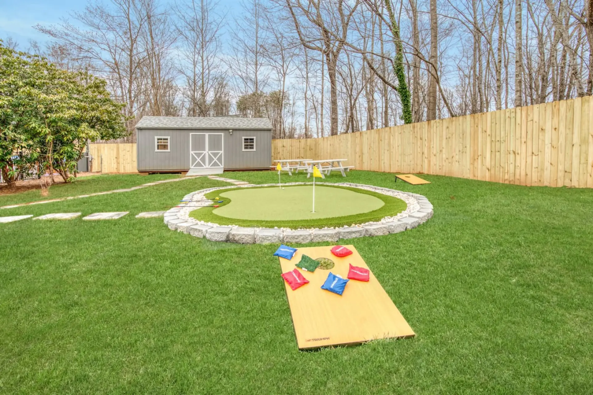 Backyard outdoor mini golf experience