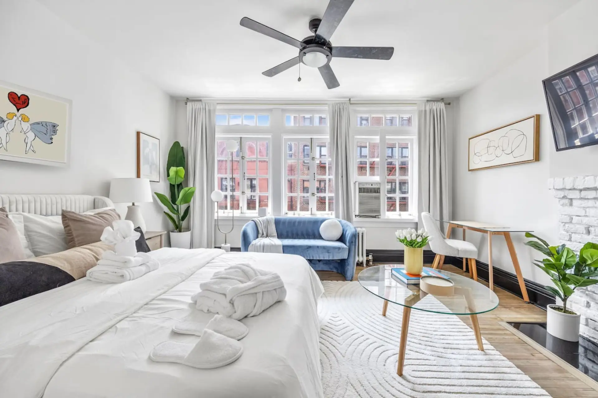 Elegant, spacious and naturally lit space for a warm ambiance