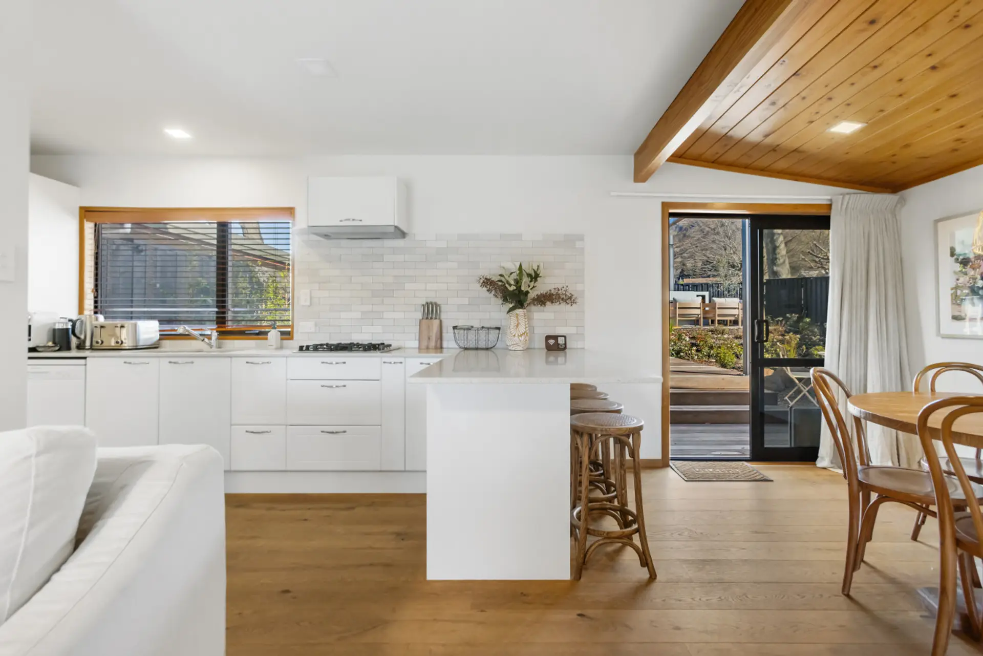Modern kitchen with everything you need for a comfortable stay.