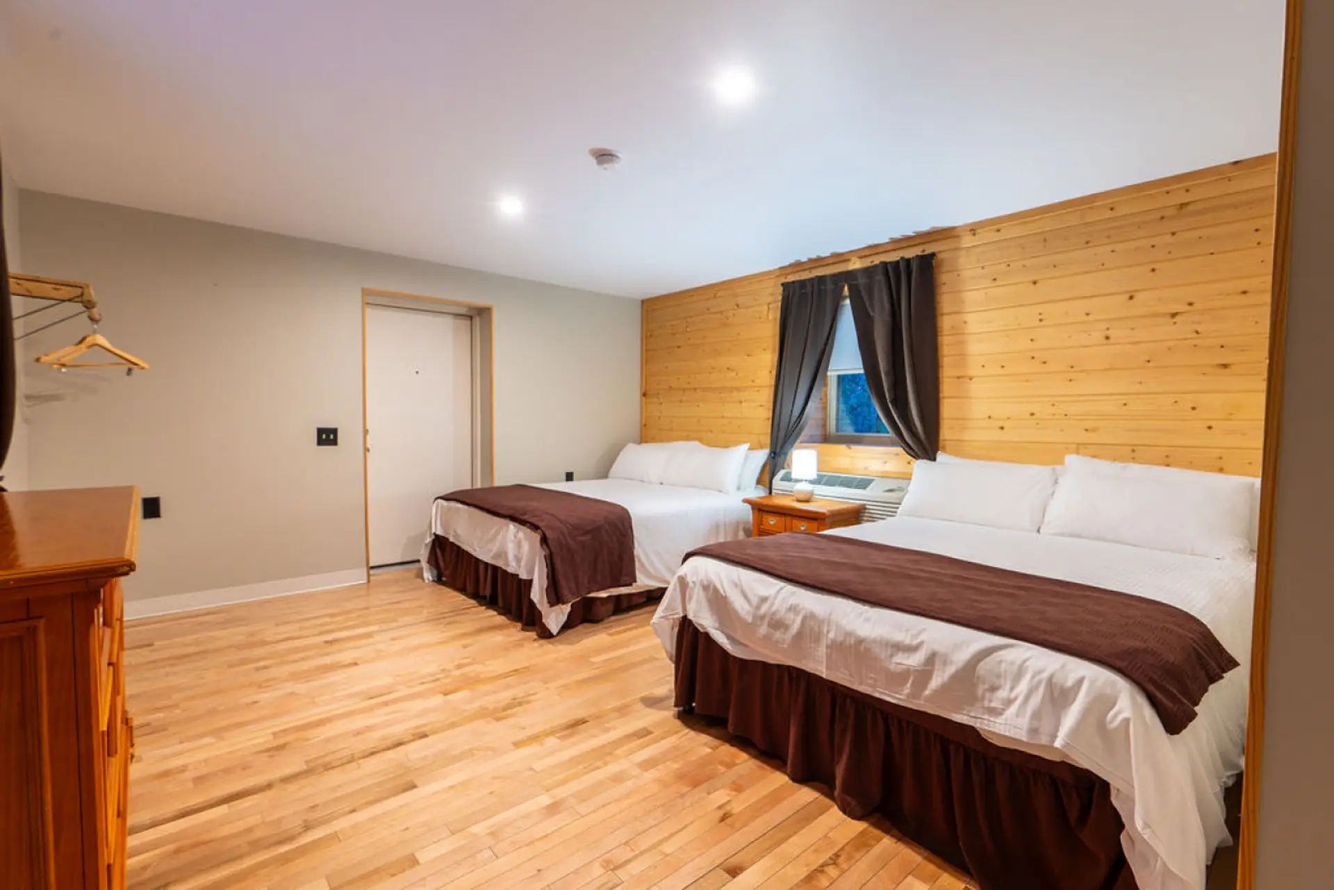 2 Queen Beds