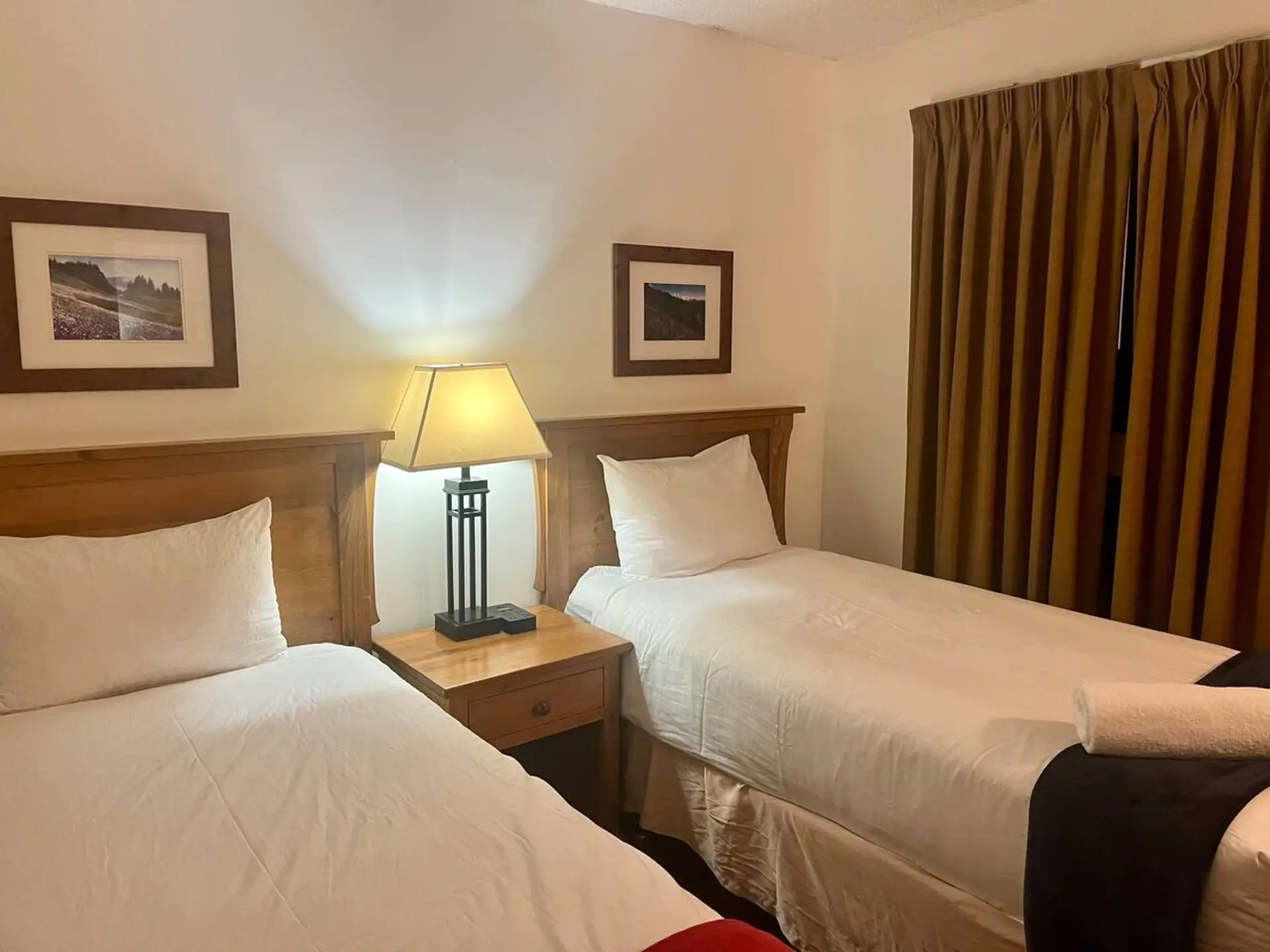 Second bedroom with 2 twin beds.