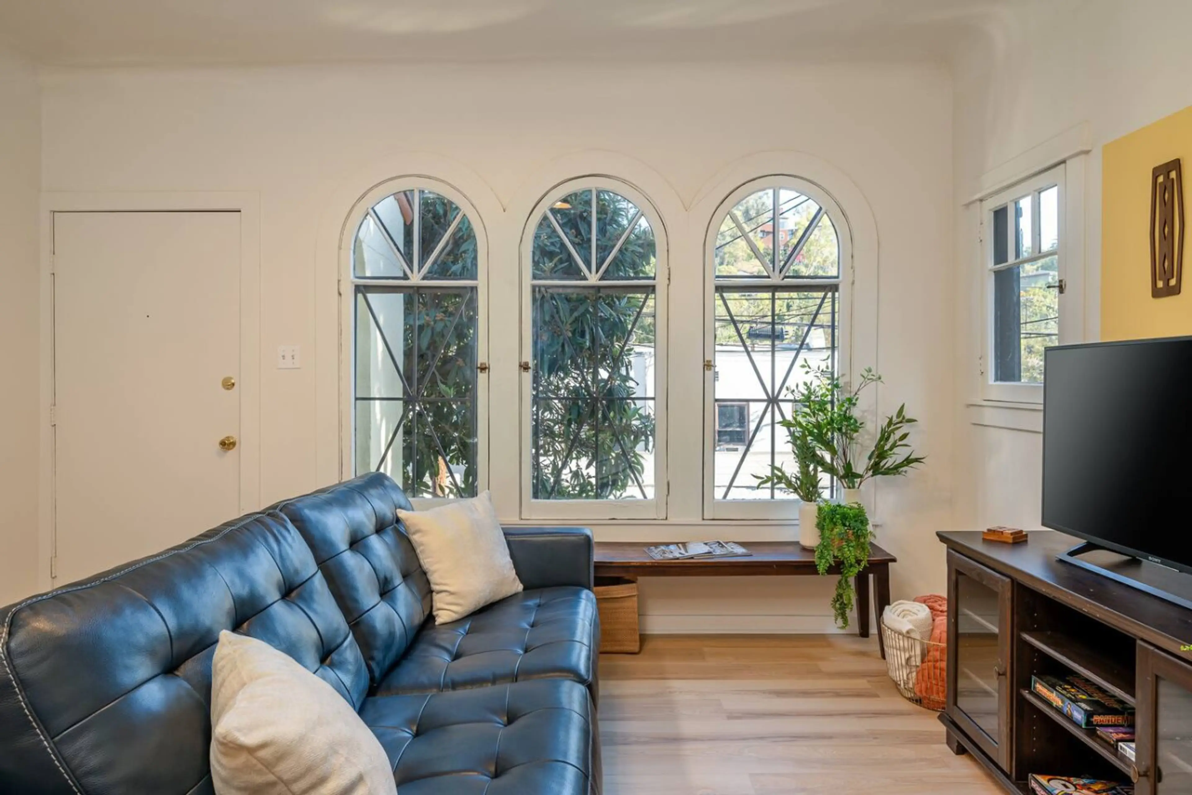 Welcome to Silver Lake Sunshine – our cozy little haven in the heart of Silver Lake, designed for your perfect LA getaway. We can’t wait to host you! 🌞✨