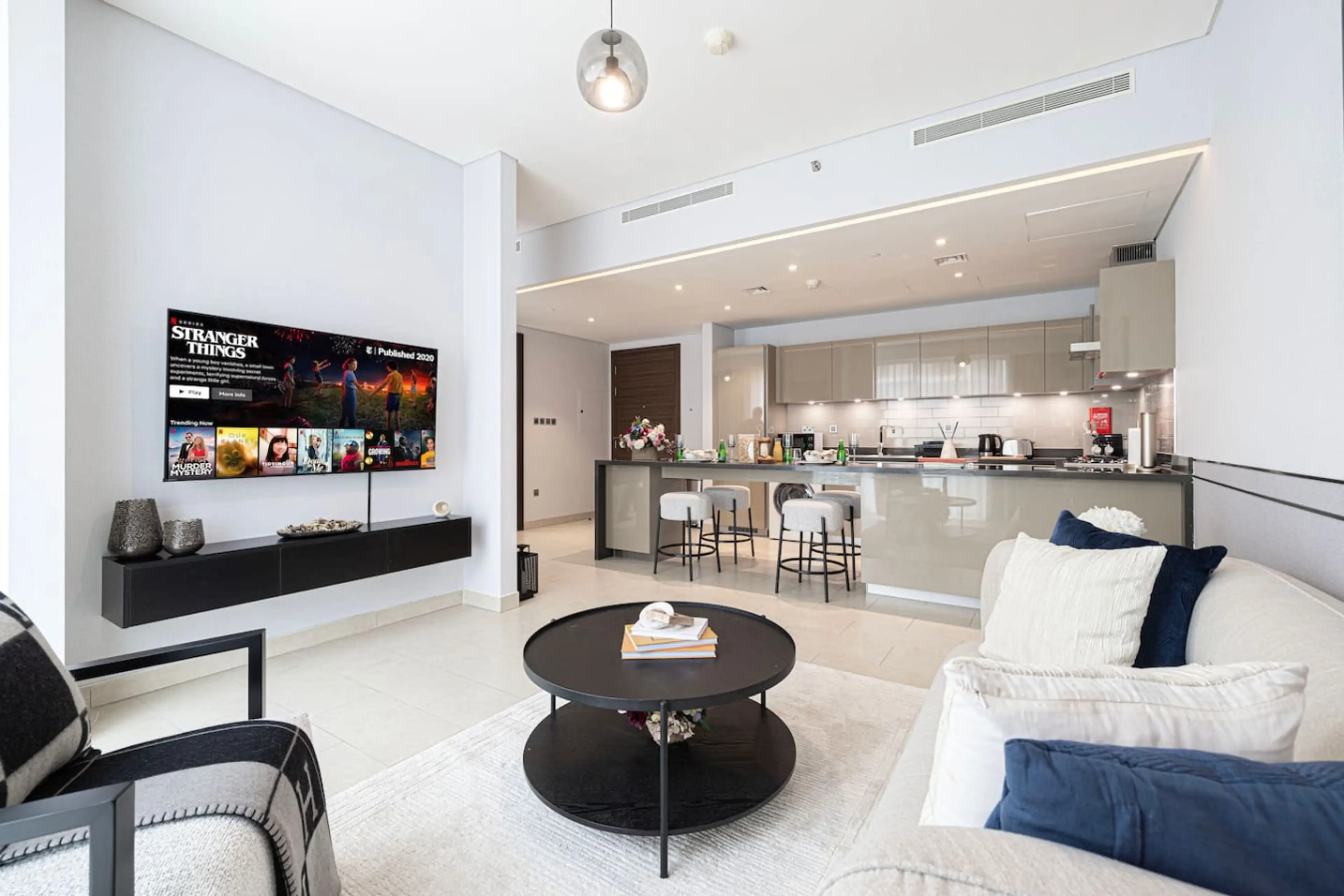 Spacious, modern, and effortlessly stylish ✨ This open-concept living space features a sleek fully equipped kitchen, a cozy lounge area, and a 65” Smart TV for ultimate relaxation. Perfect for unwinding or entertaining! 🍿🏡
