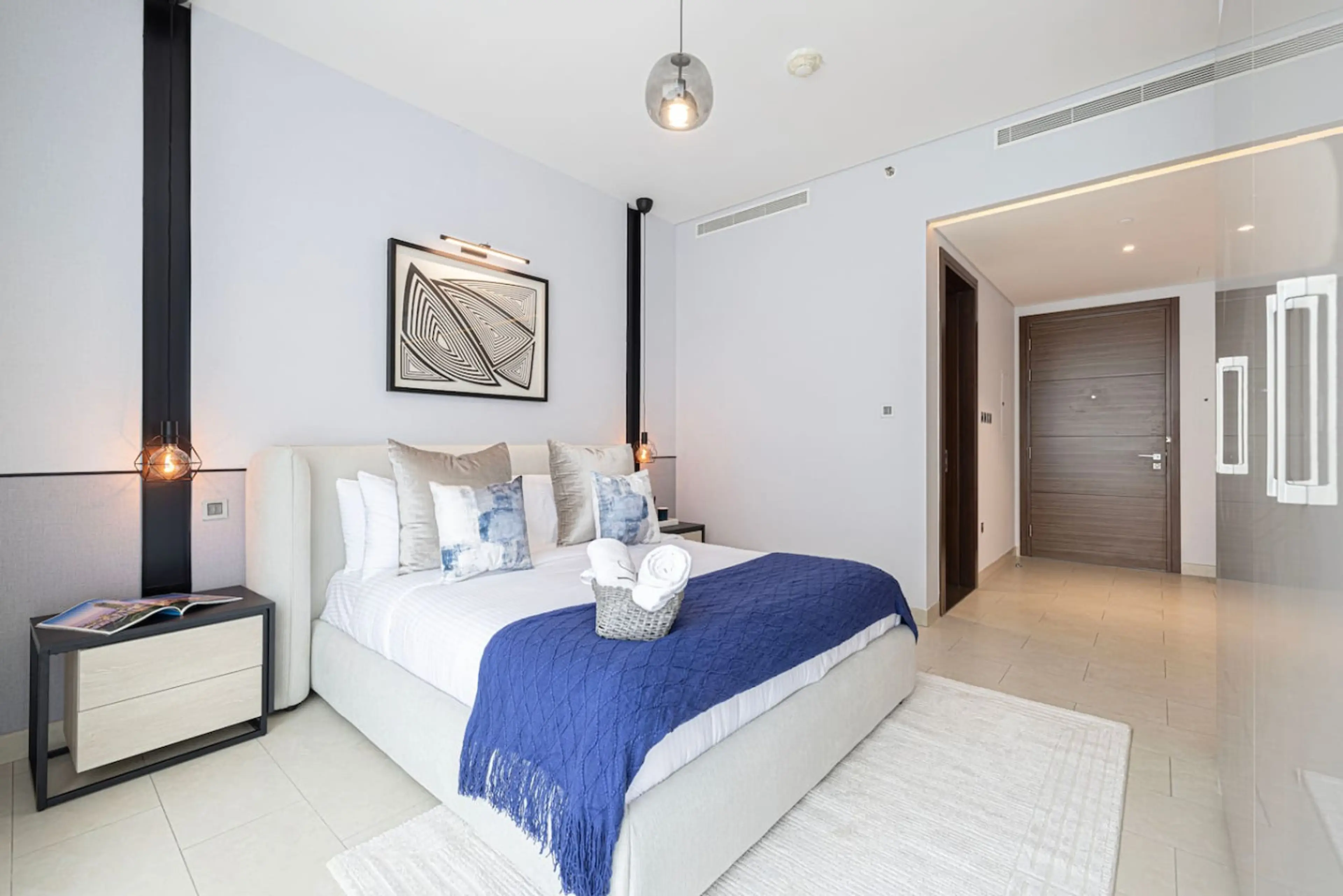 Serene and stylish ✨ This spacious studio blends modern design with cozy comfort, featuring a plush queen bed, soft textures, and warm ambient lighting—perfect for a restful stay. 🌿🛏️