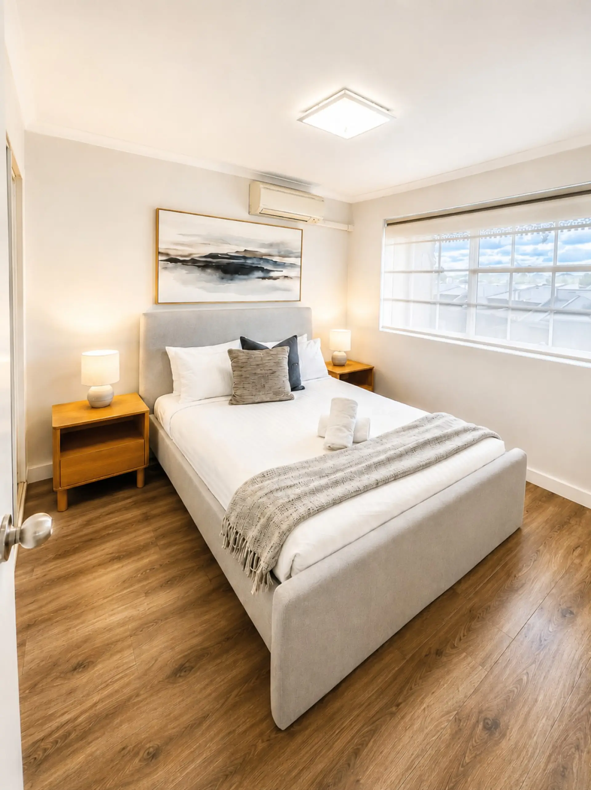 Settle into this cosy and beautifully presented bedroom, featuring a comfortable bed, soft linens and warm bedside lighting. A peaceful retreat designed to help you relax and enjoy a restful night’s sleep.