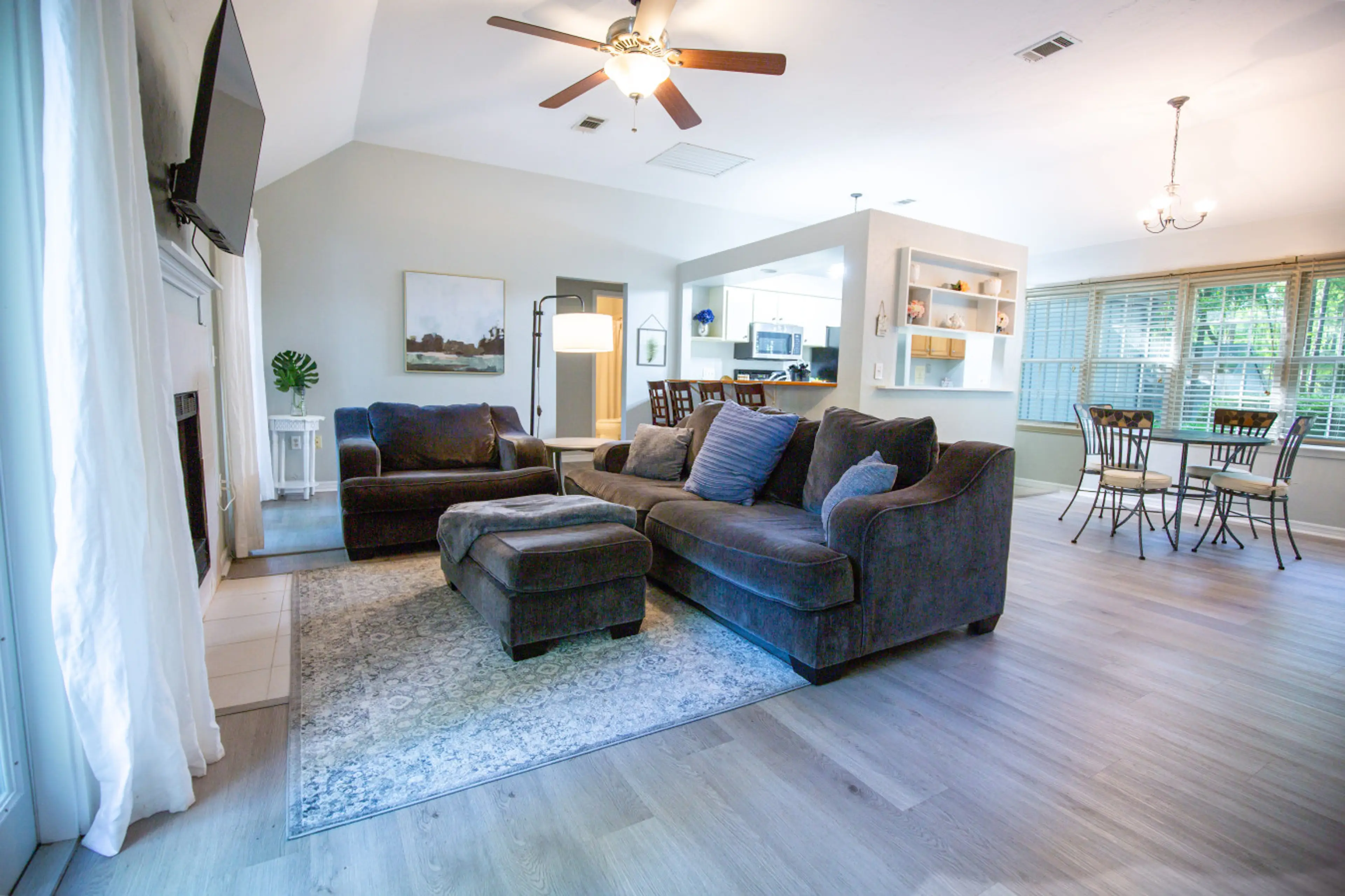 Bright and comfortable Open Plan - With living area, dining area and kitchen