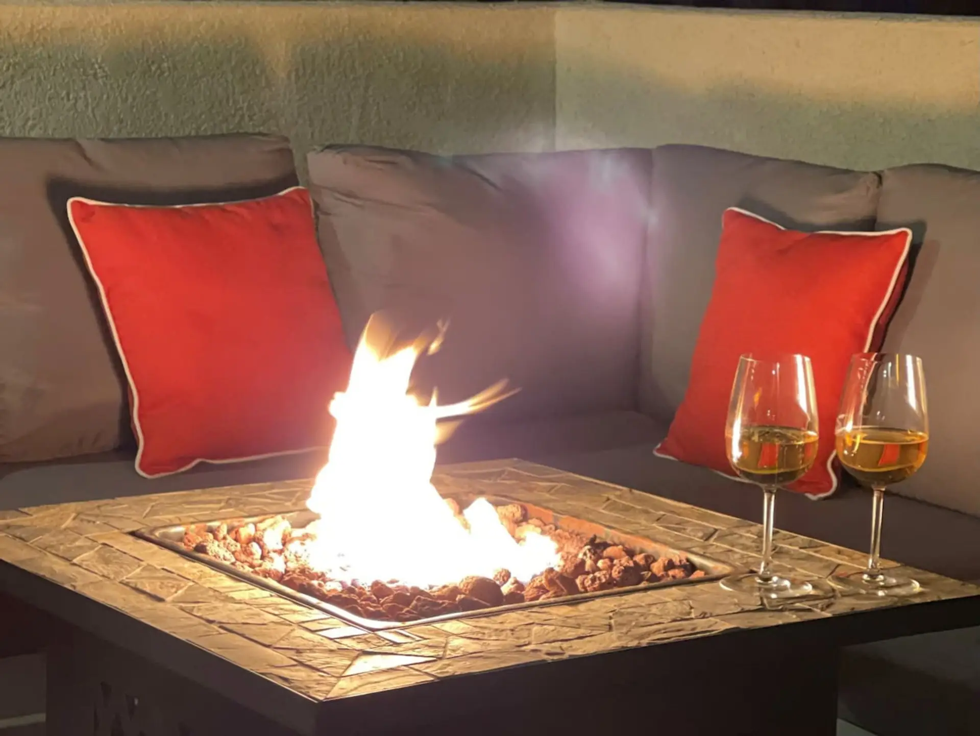 Second story deck w/ fire pit