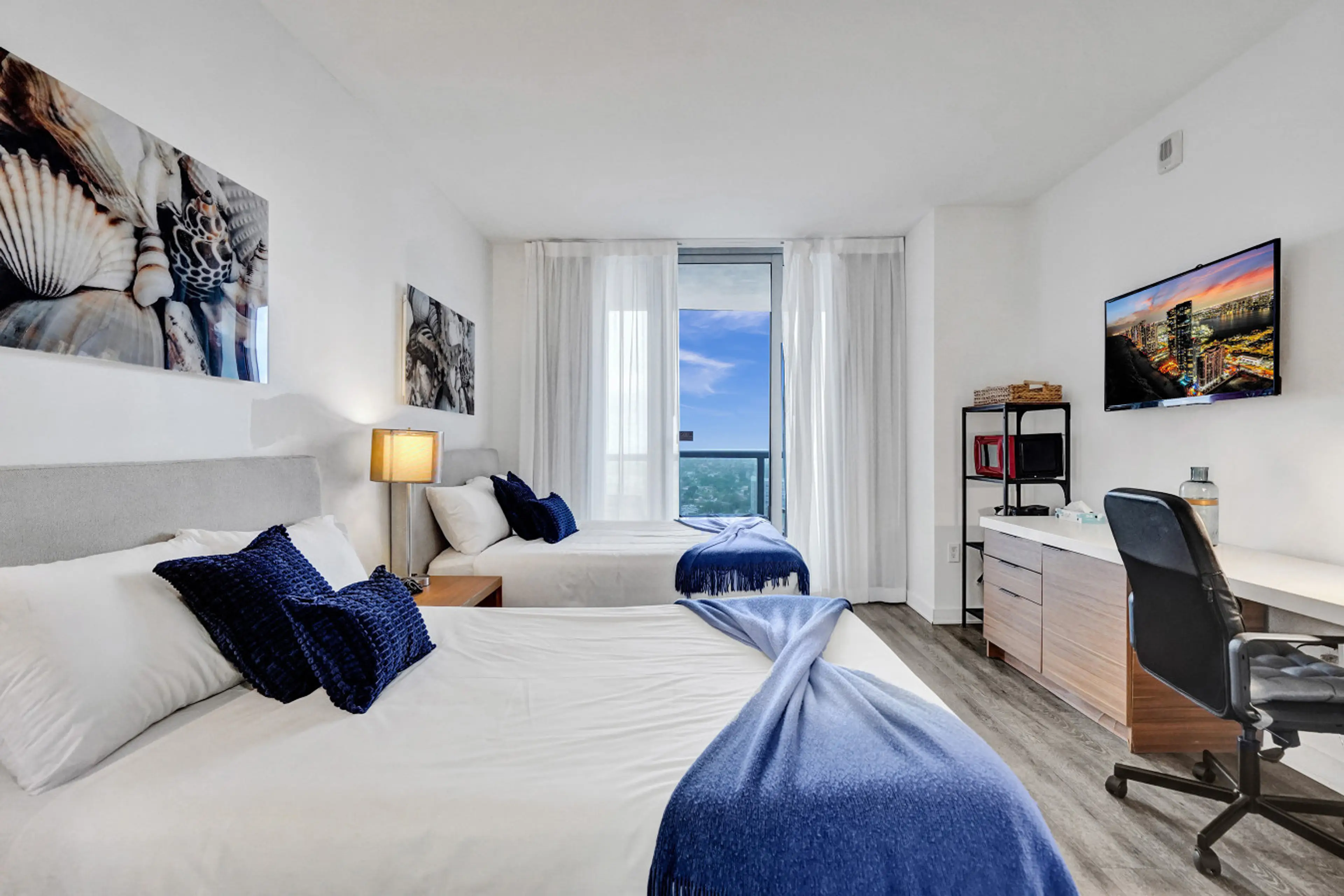 Cozy room with 2 double beds and a city view