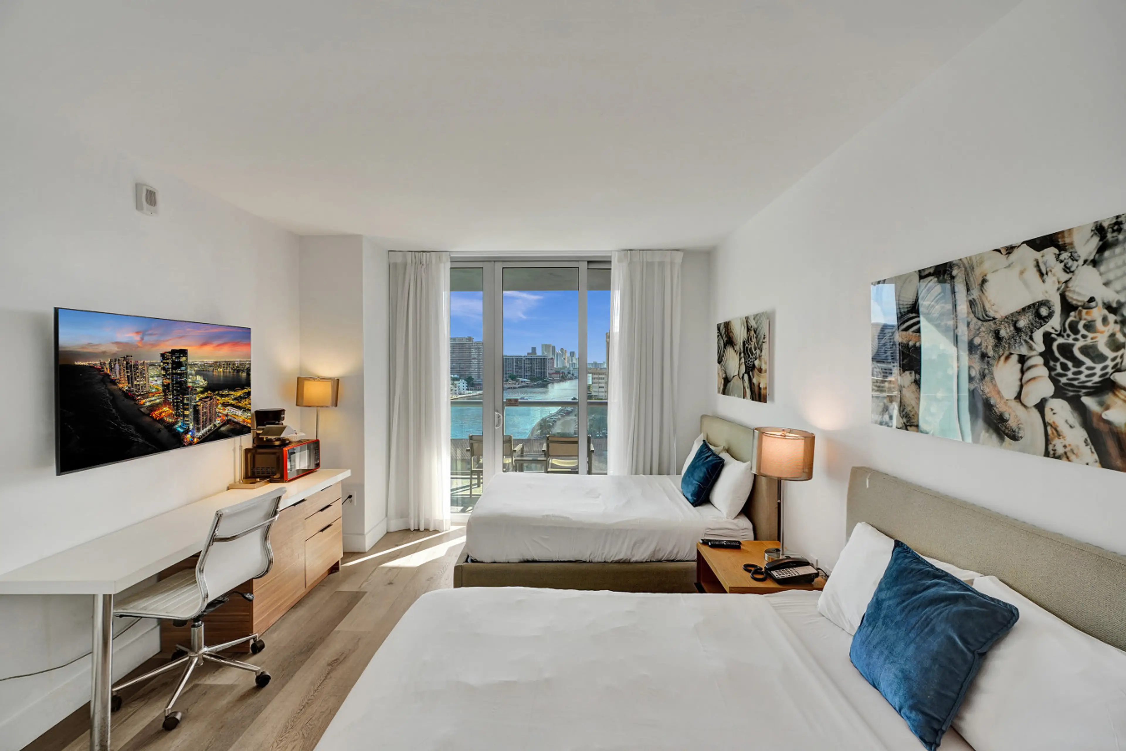 Cozy room with Canal View