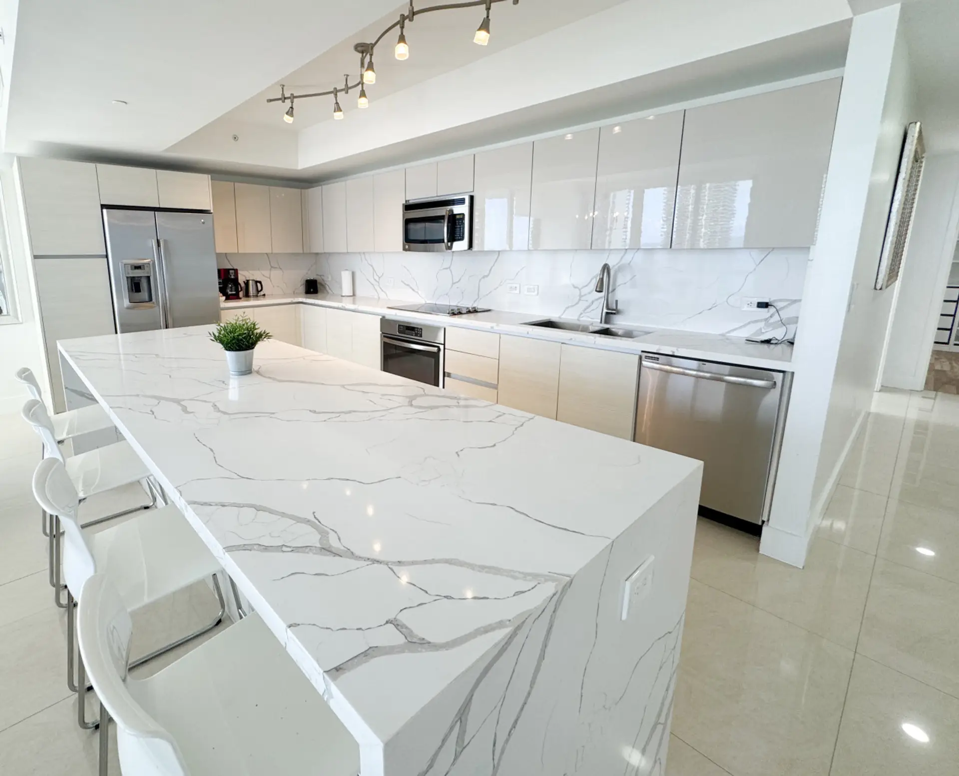 Kitchen, with a large breakfast bar, connected to the dining area