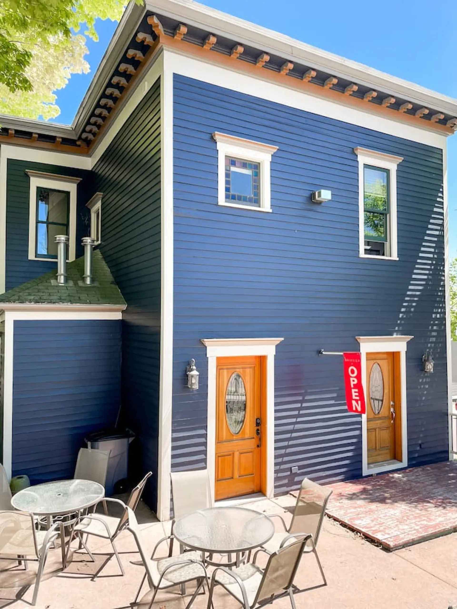Exterior/Entry