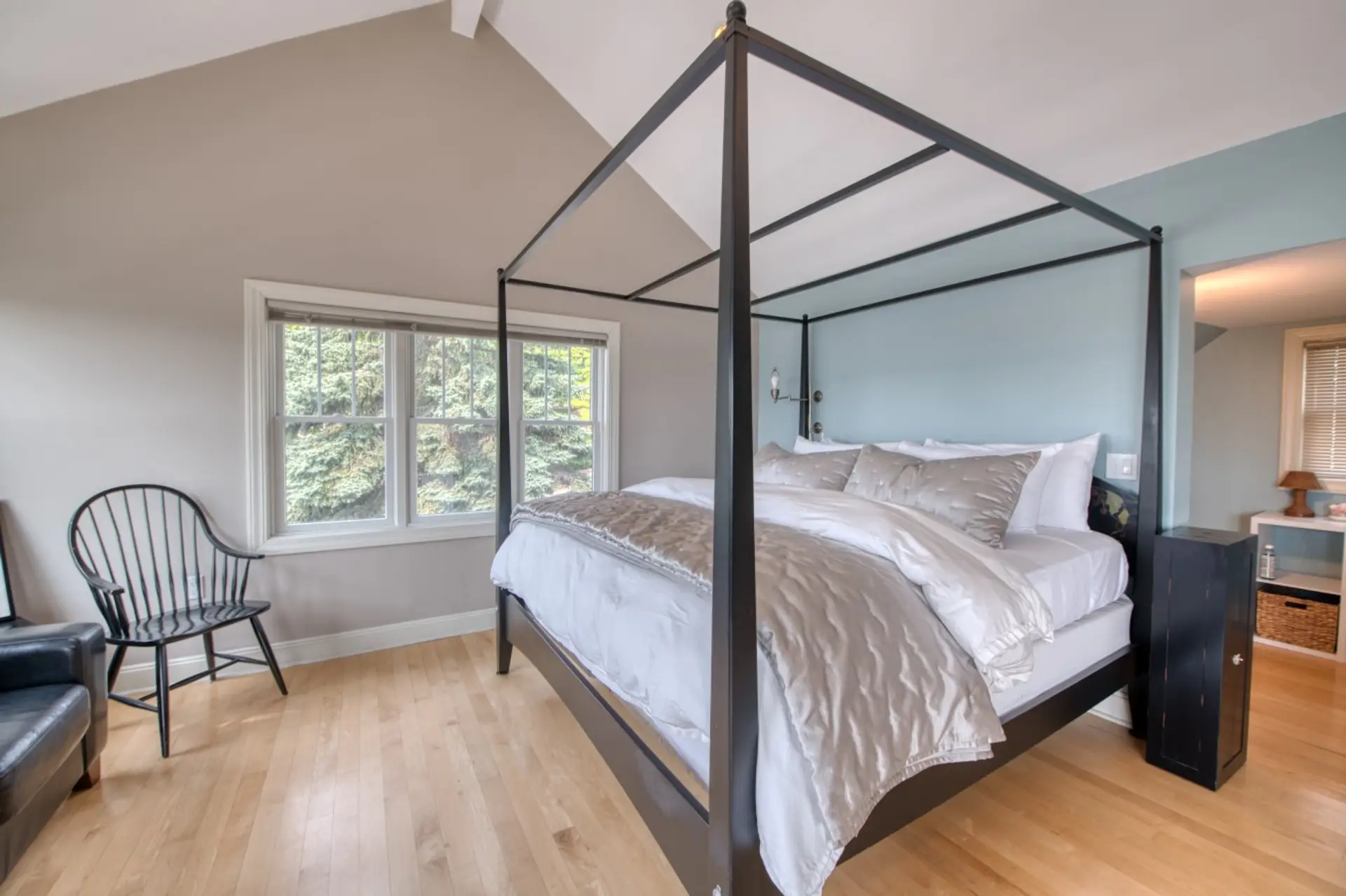 King Bedroom-Upstairs