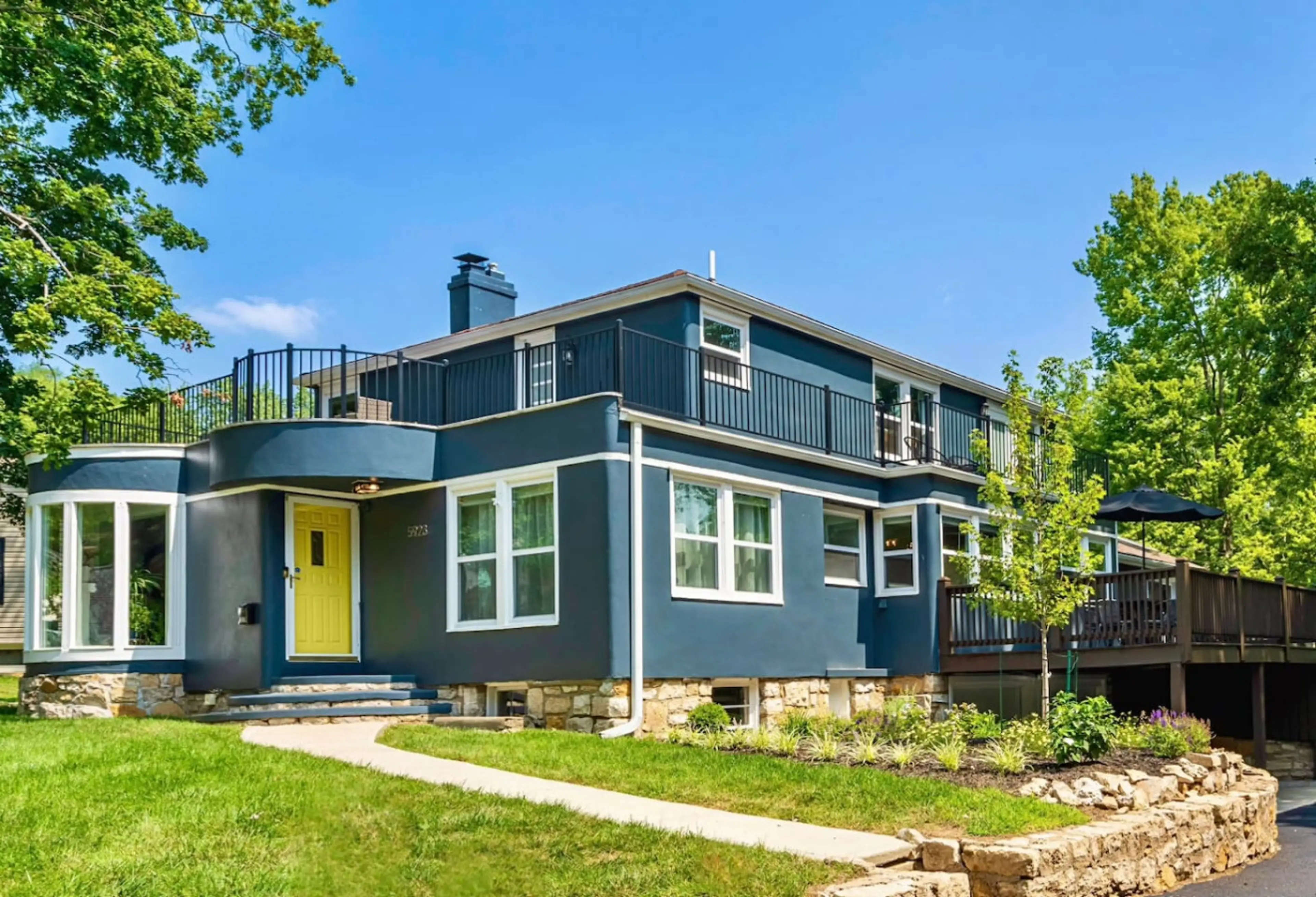 Welcome to Your Kansas City Retreat – Spacious 5-bedroom home with stylish design and room for 16+ guests