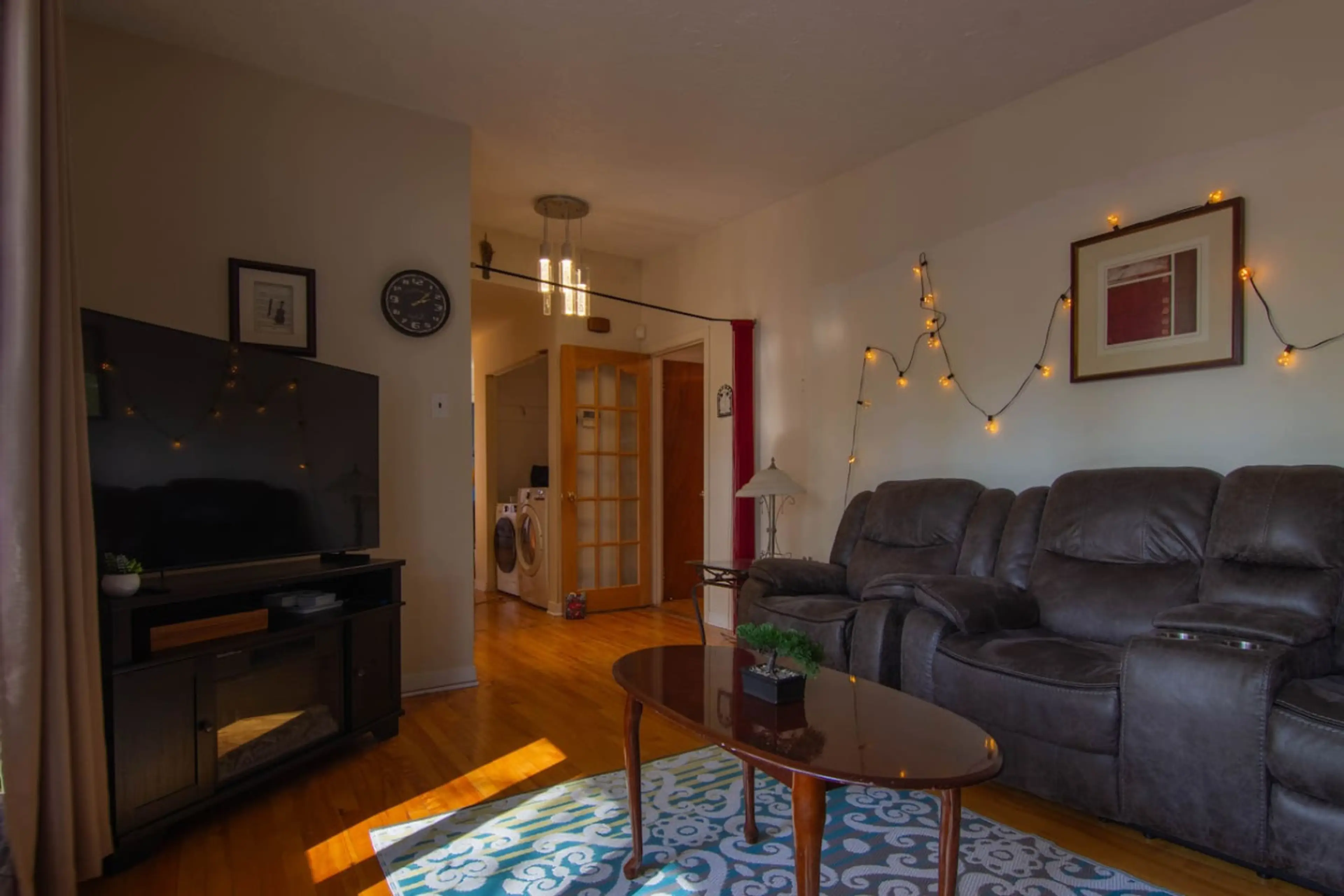 Warm living room – relaxing space with view of the entryway